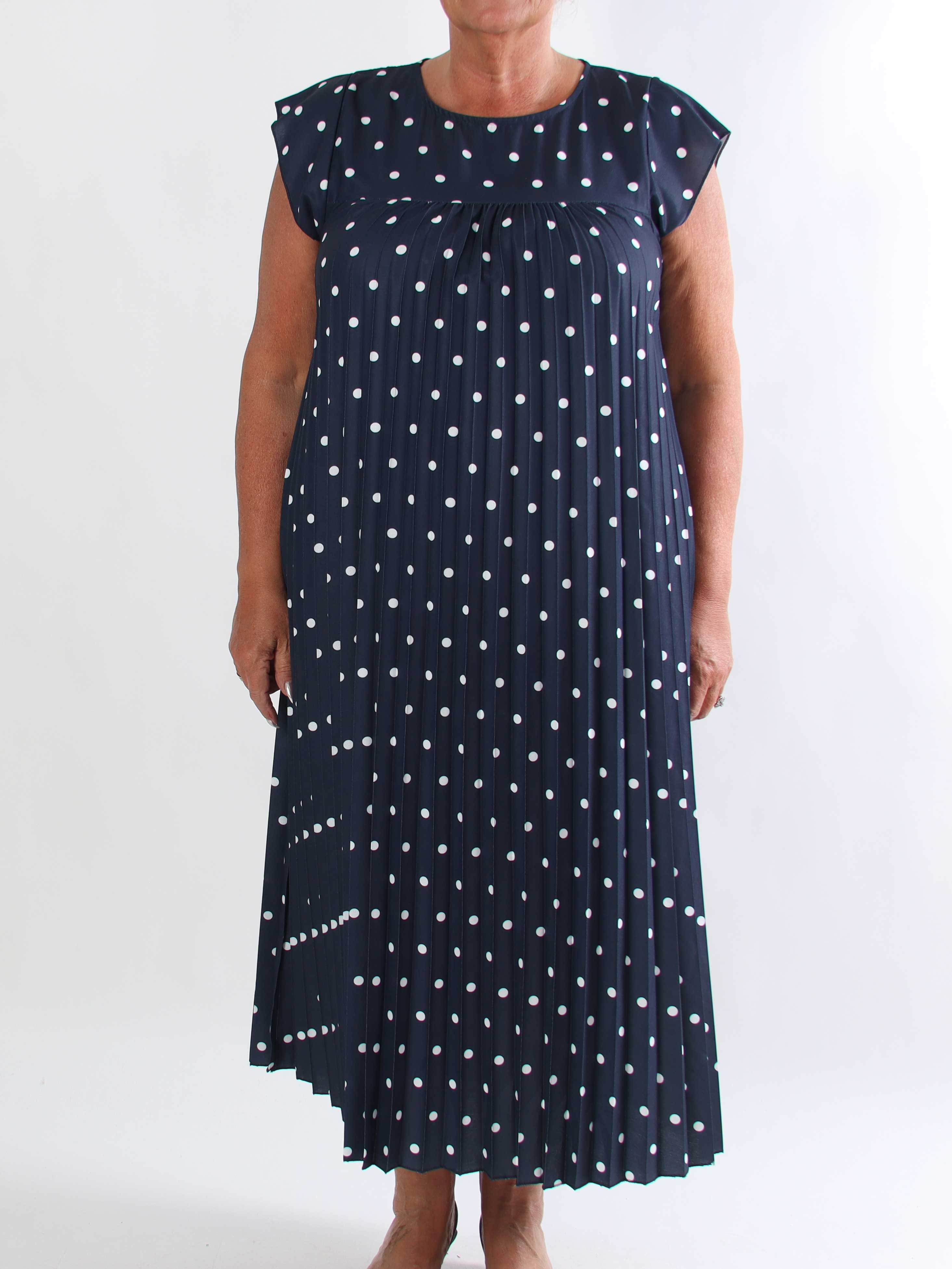 Nancy Dot - Lang plisseret plus size kjole med prikker og lommer
