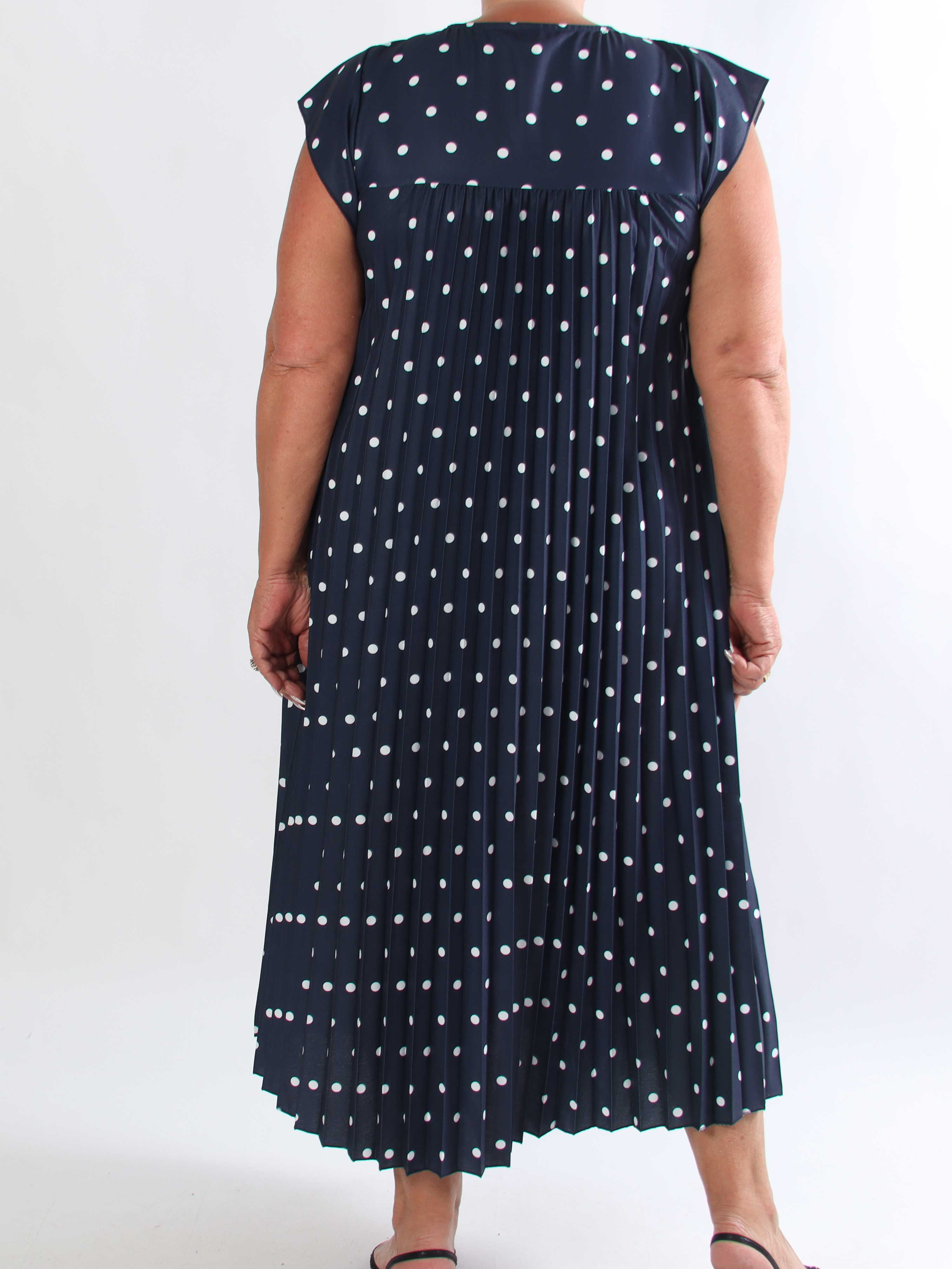 Nancy Dot - Lang plisseret plus size kjole med prikker og lommer