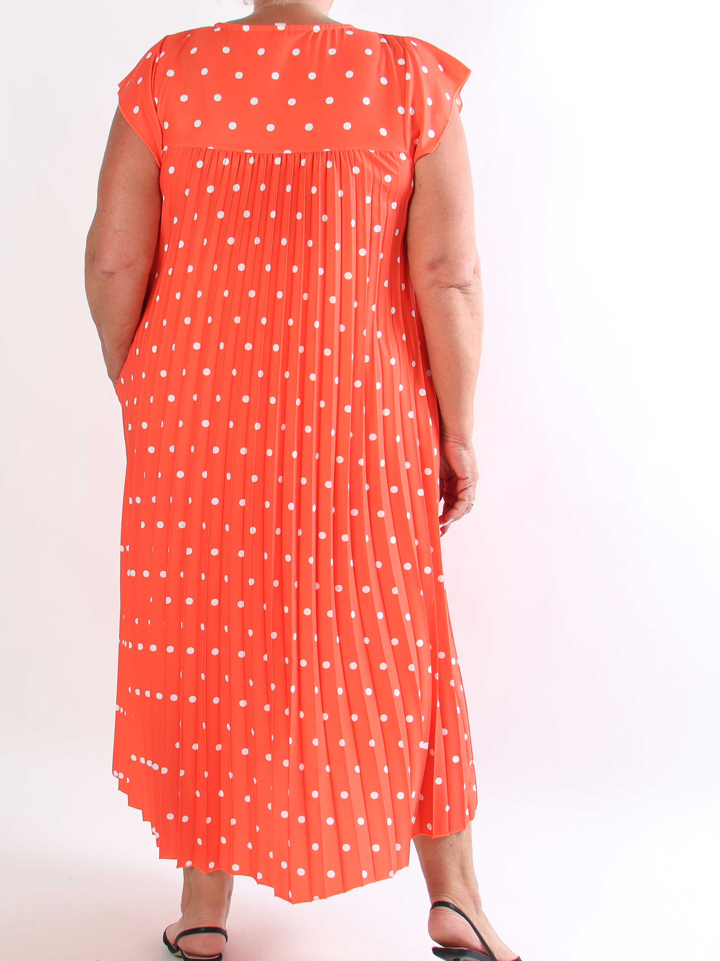 Nancy Dot - Lang plisseret plus size kjole med prikker og lommer