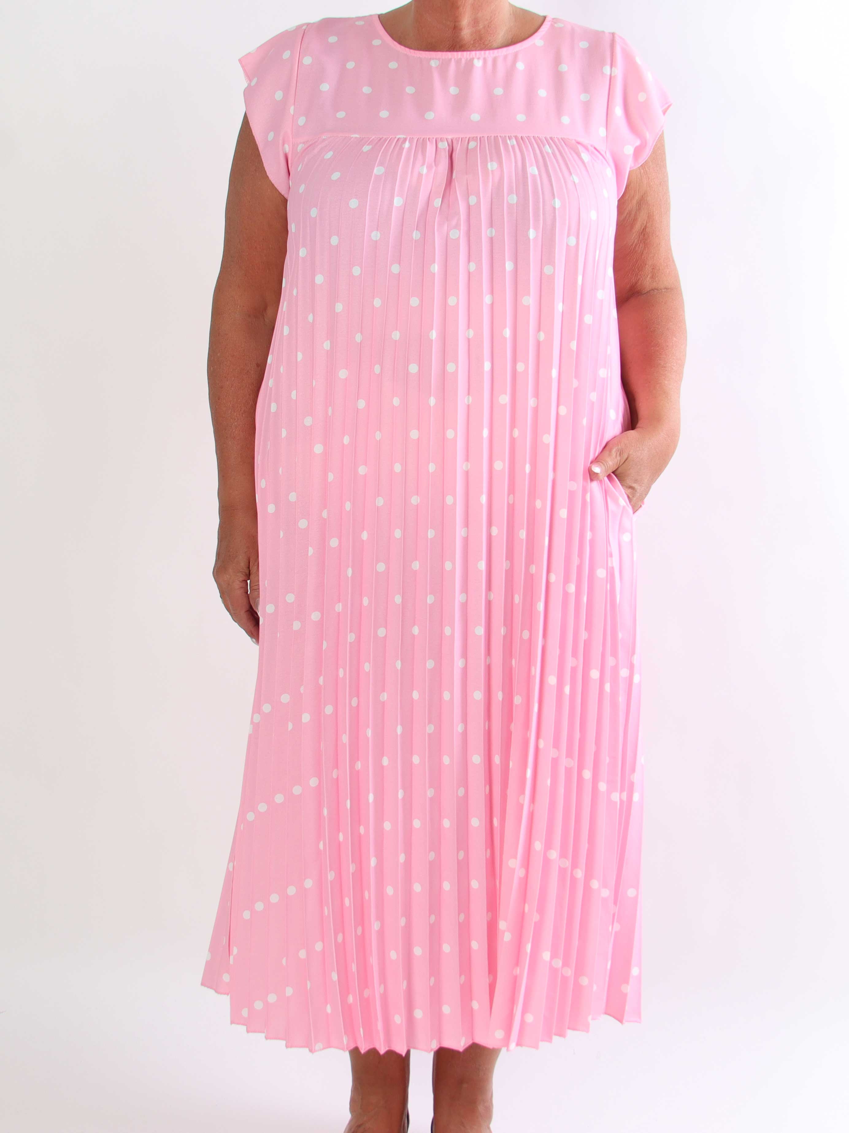 Nancy Dot - Lang plisseret plus size kjole med prikker og lommer