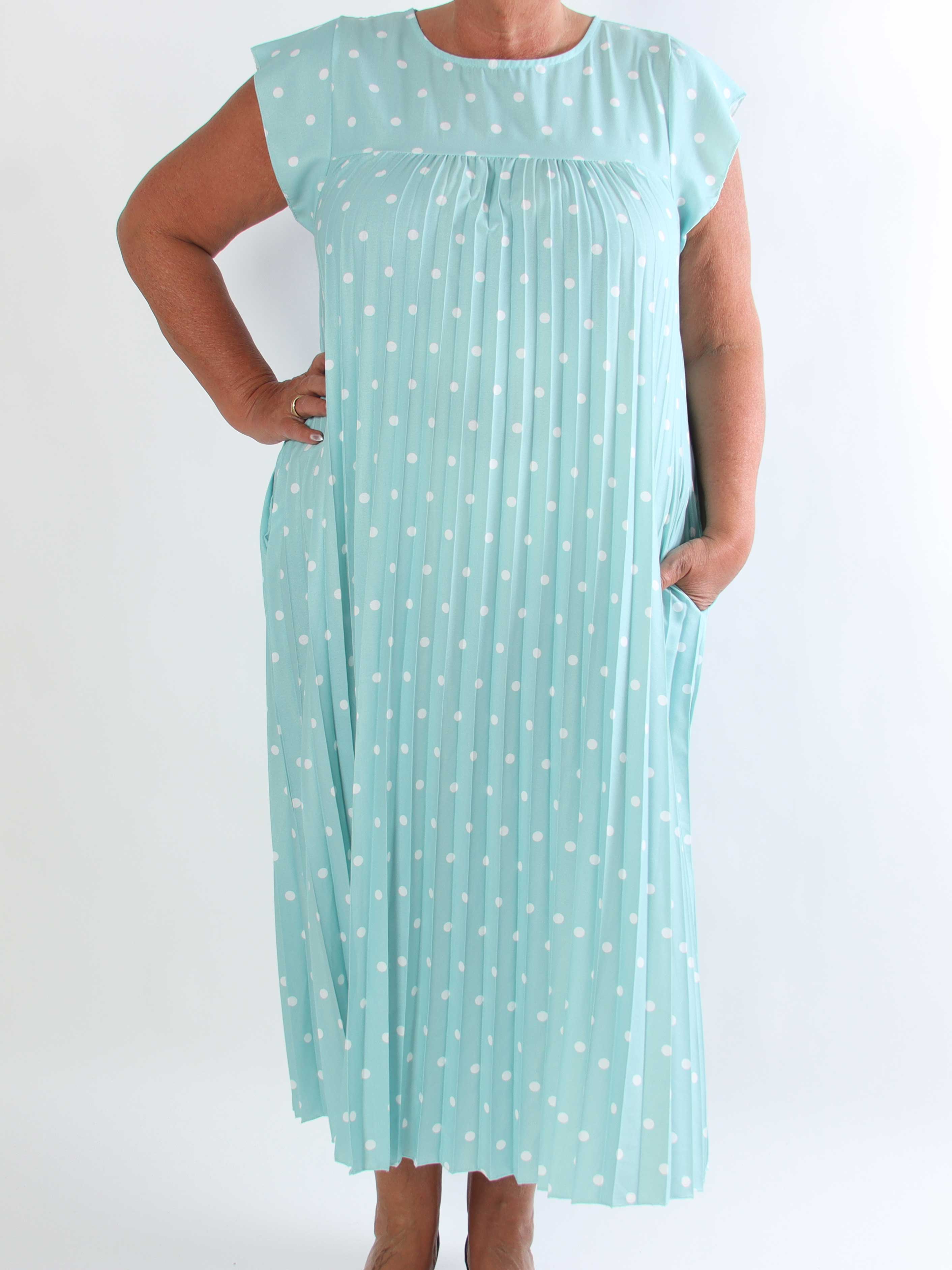 Nancy Dot - Lang plisseret plus size kjole med prikker og lommer