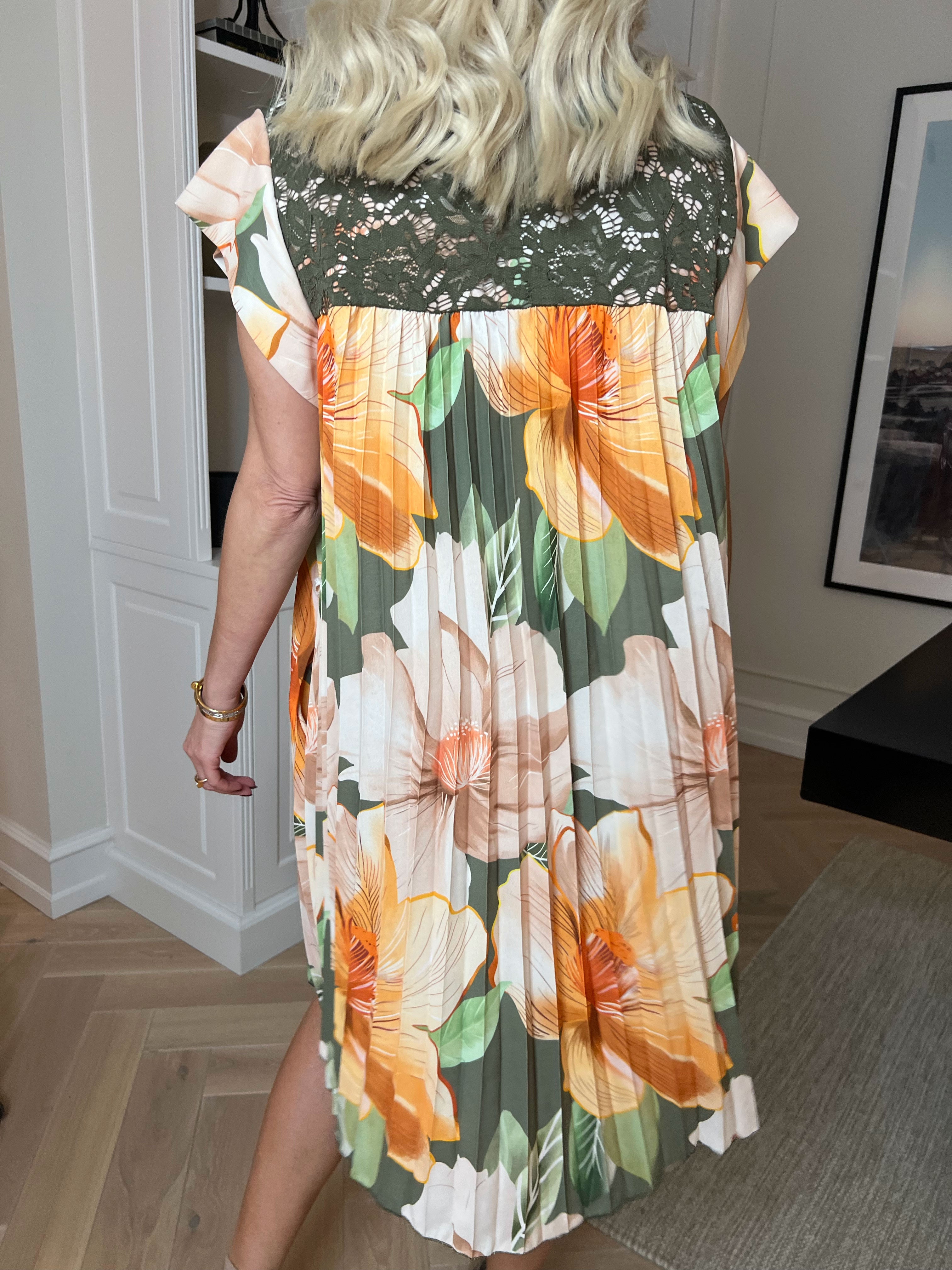 Nancy Lace Flower Short - Blomstret kjole med plisseringer og lommer