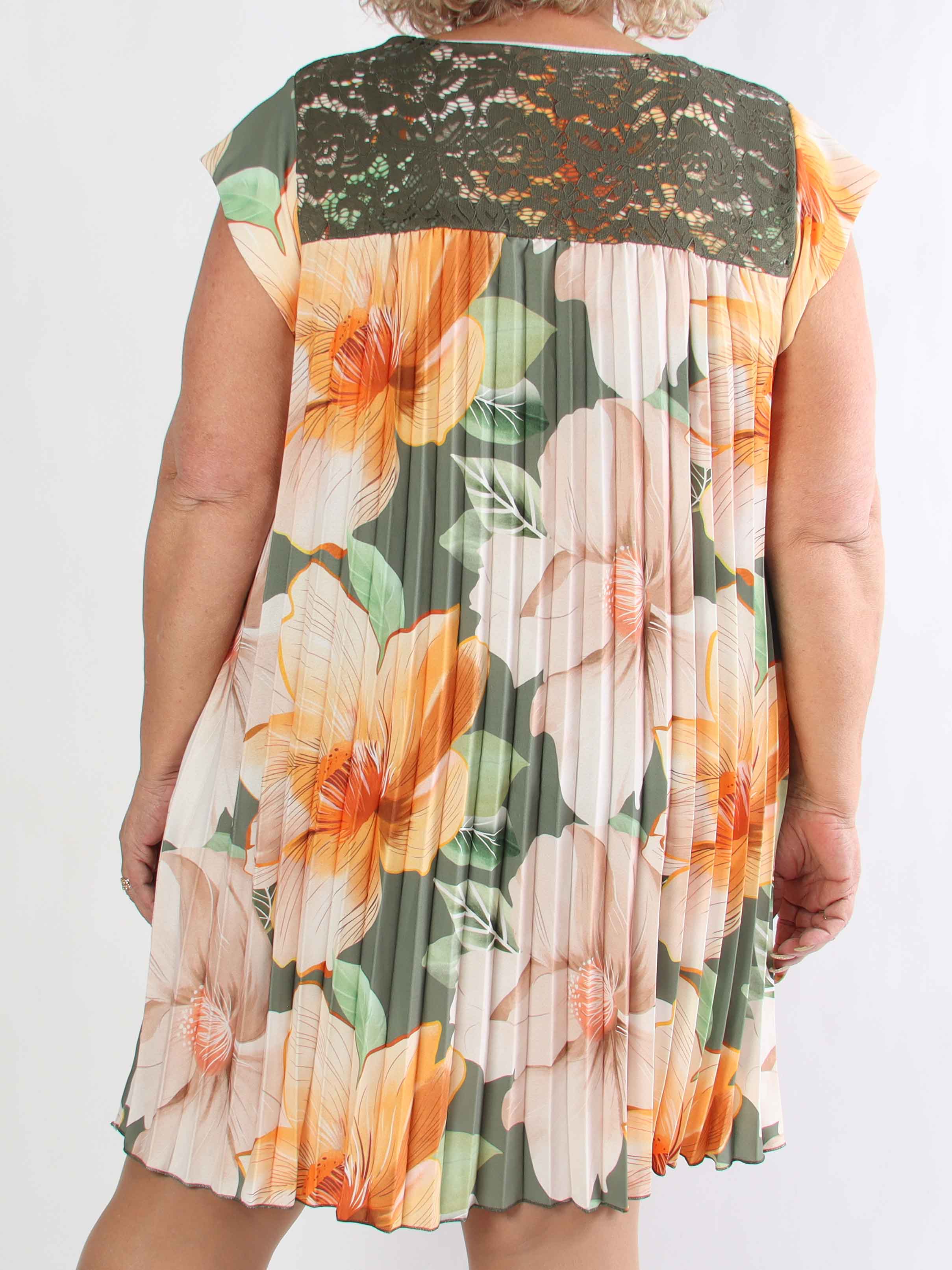 Nancy Lace Flower Short - Blomstret plus size kjole med plisseringer og lommer