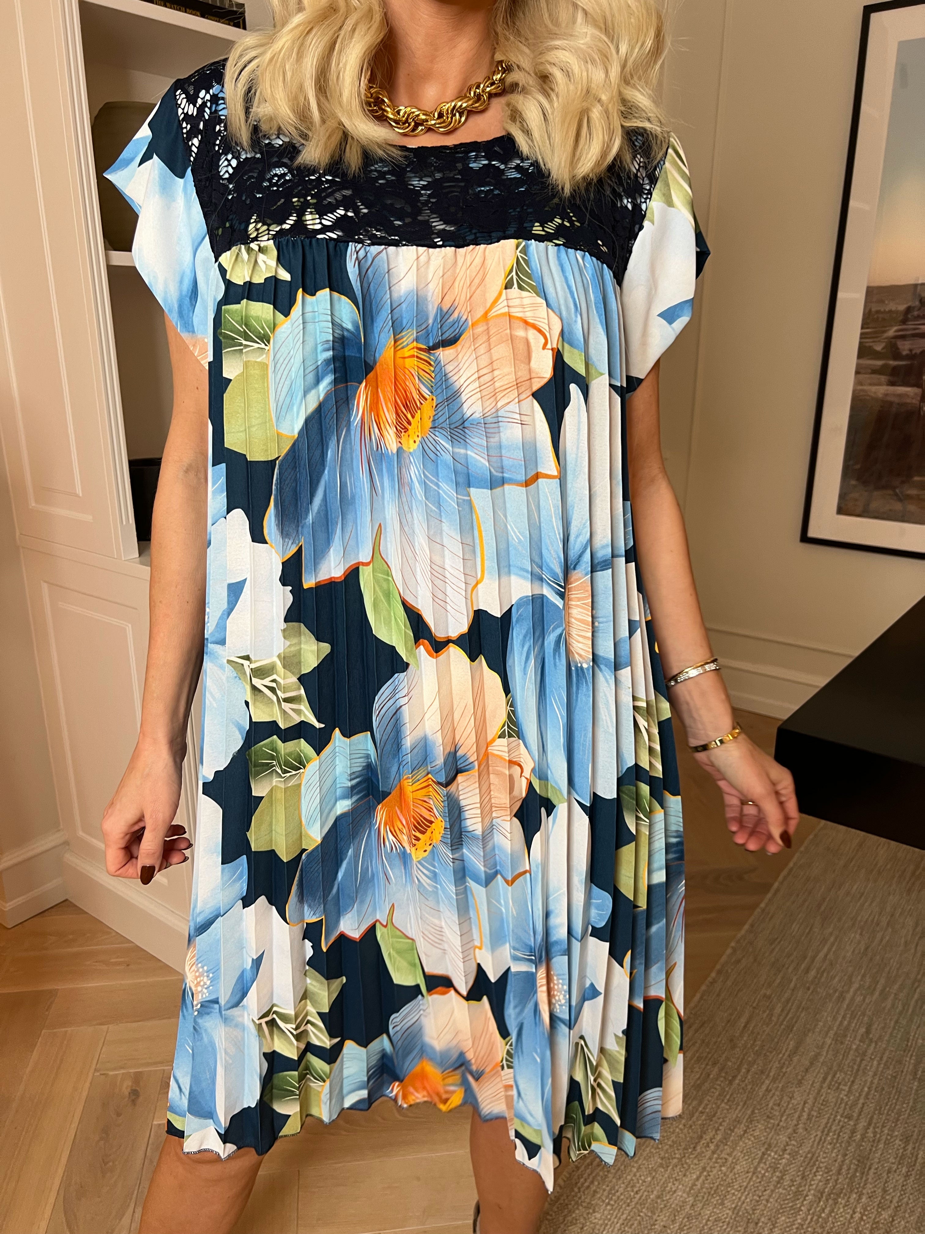 Nancy Lace Flower Short - Blomstret kjole med plisseringer og lommer