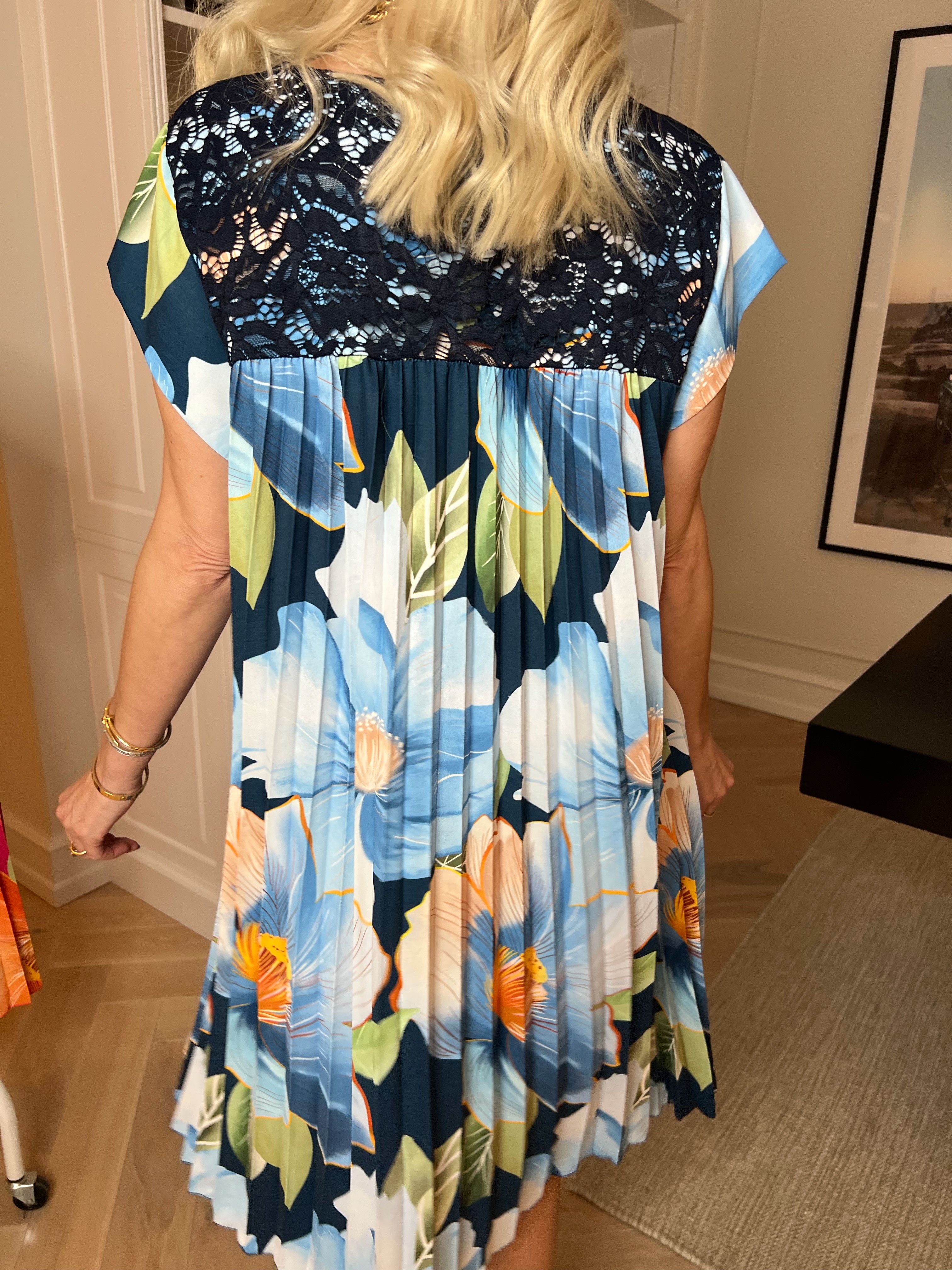 Nancy Lace Flower Short - Blomstret kjole med plisseringer og lommer