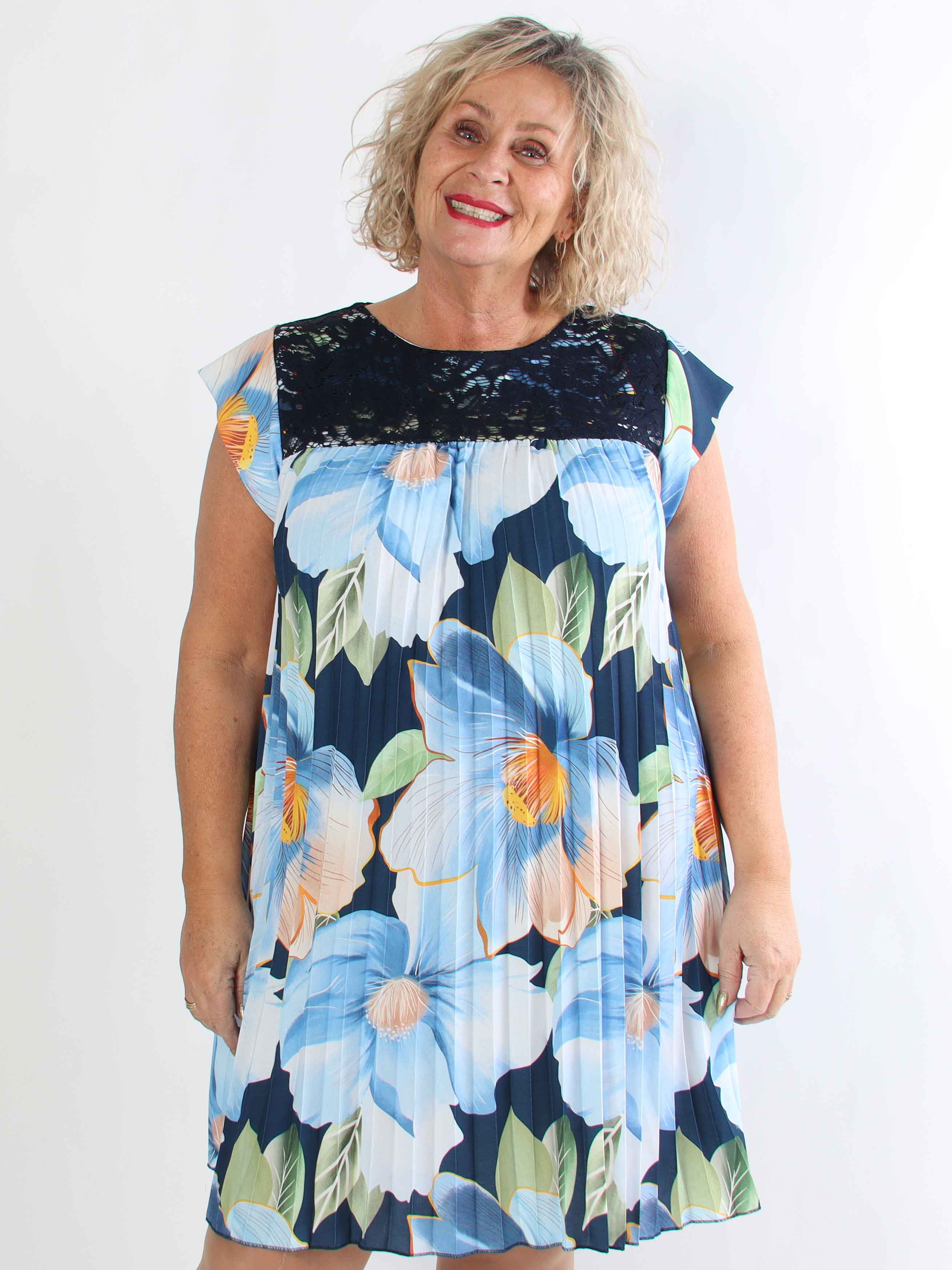 Nancy Lace Flower Short - Blomstret plus size kjole med plisseringer og lommer