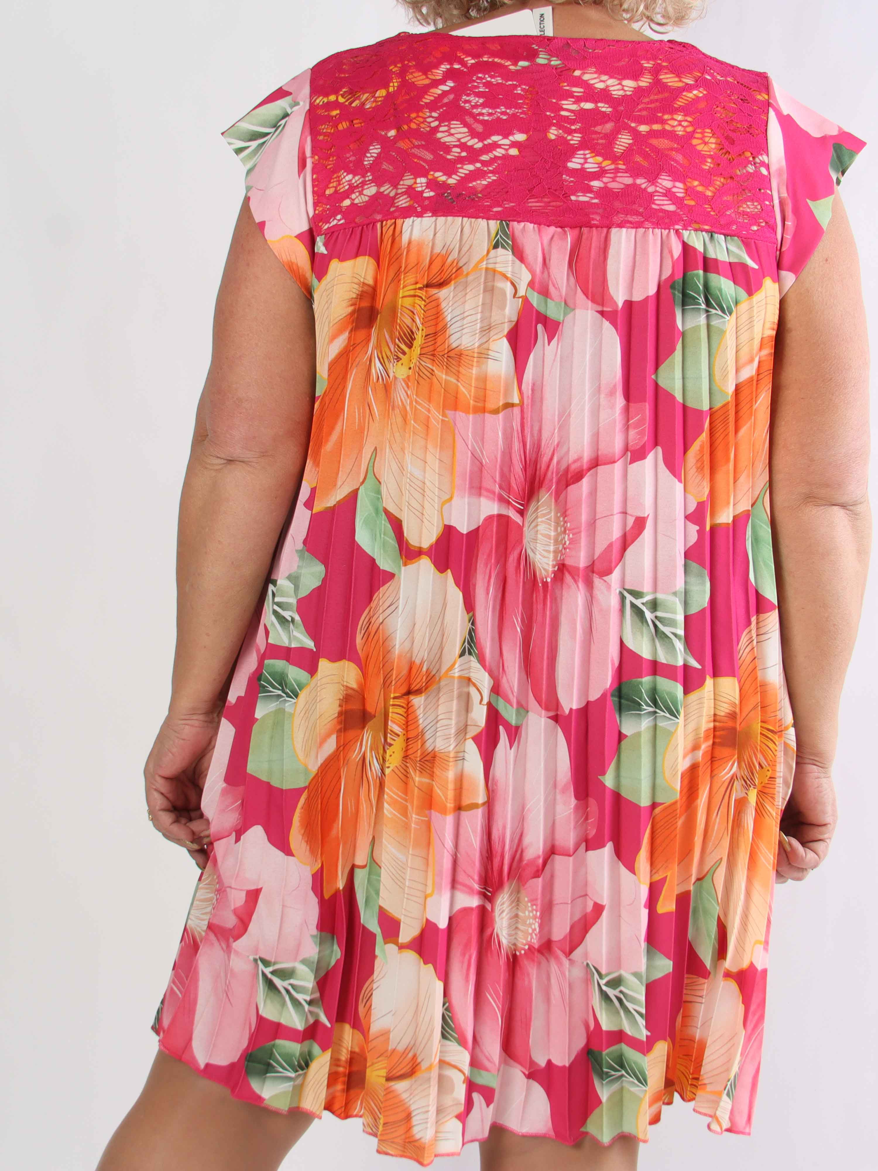 Nancy Lace Flower Short - Blomstret plus size kjole med plisseringer og lommer