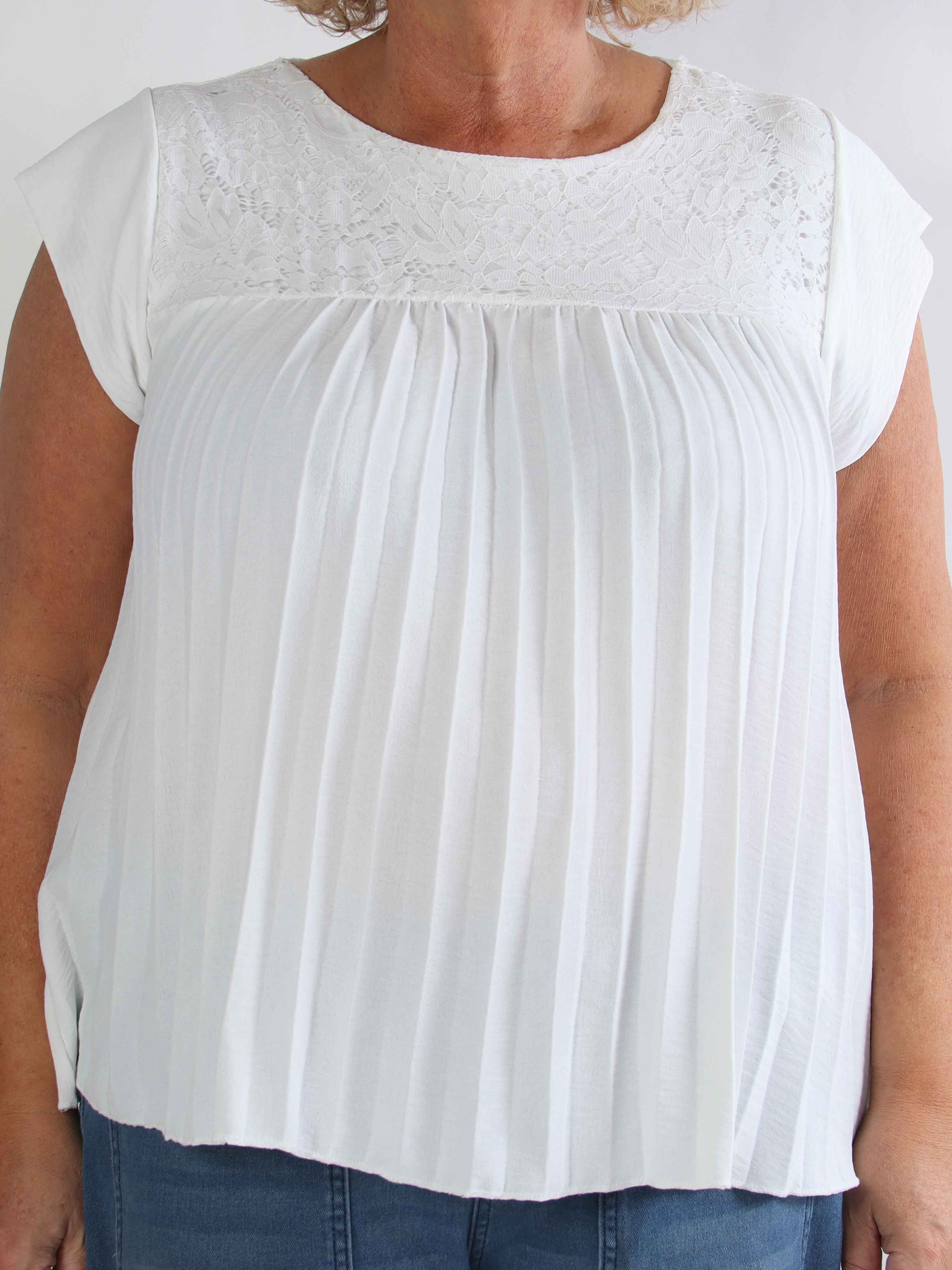 Nancy Lace Shirt - Sød plus size tunika med plisseringer og blonde