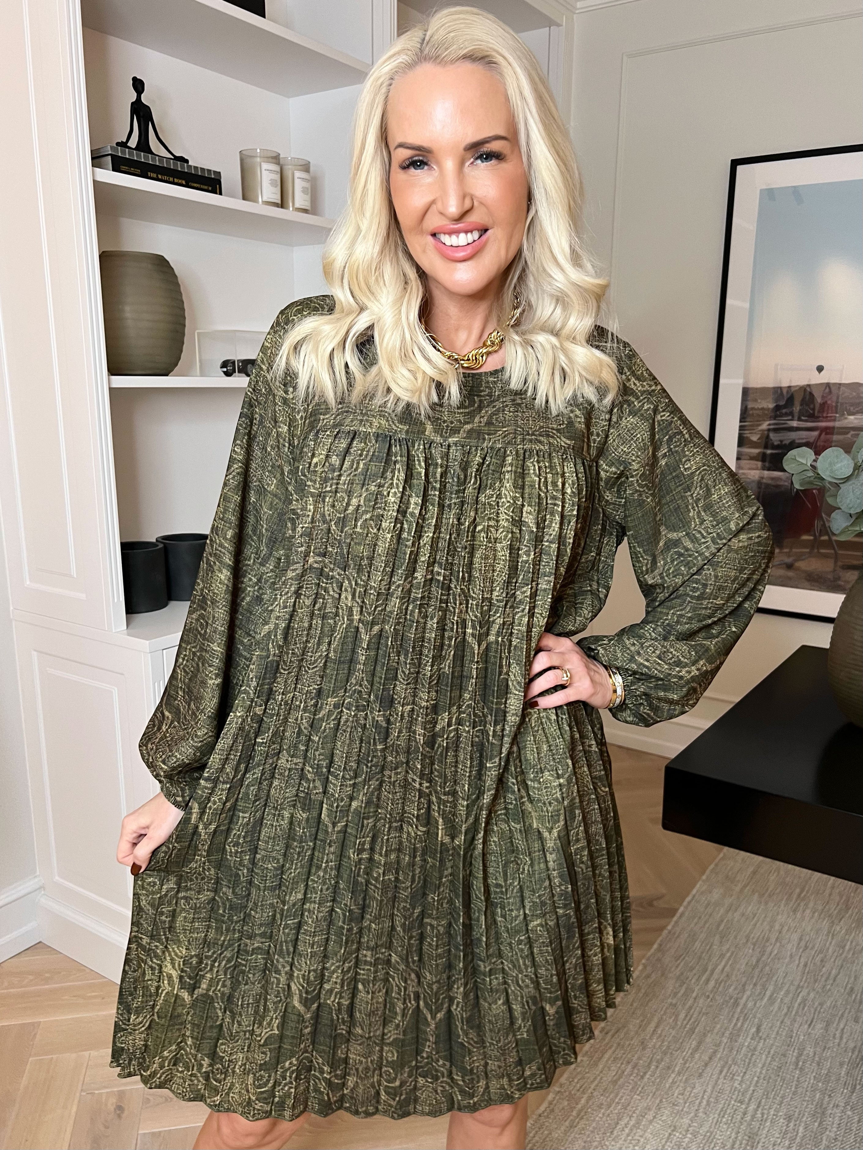 Nancy Royal Short L/S - Mønstret kjole med plisseringer og lommer