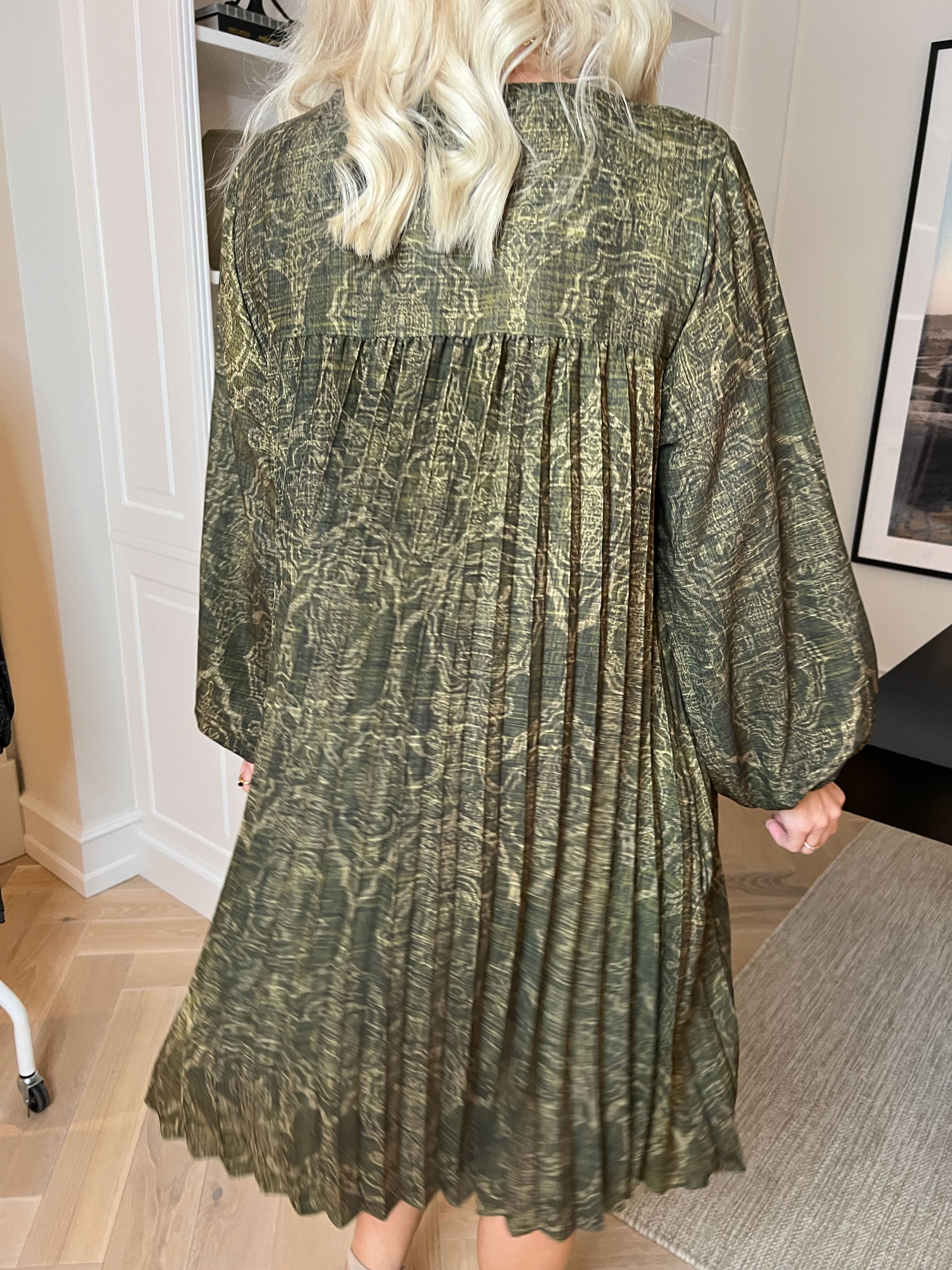 Nancy Royal Short L/S - Mønstret kjole med plisseringer og lommer