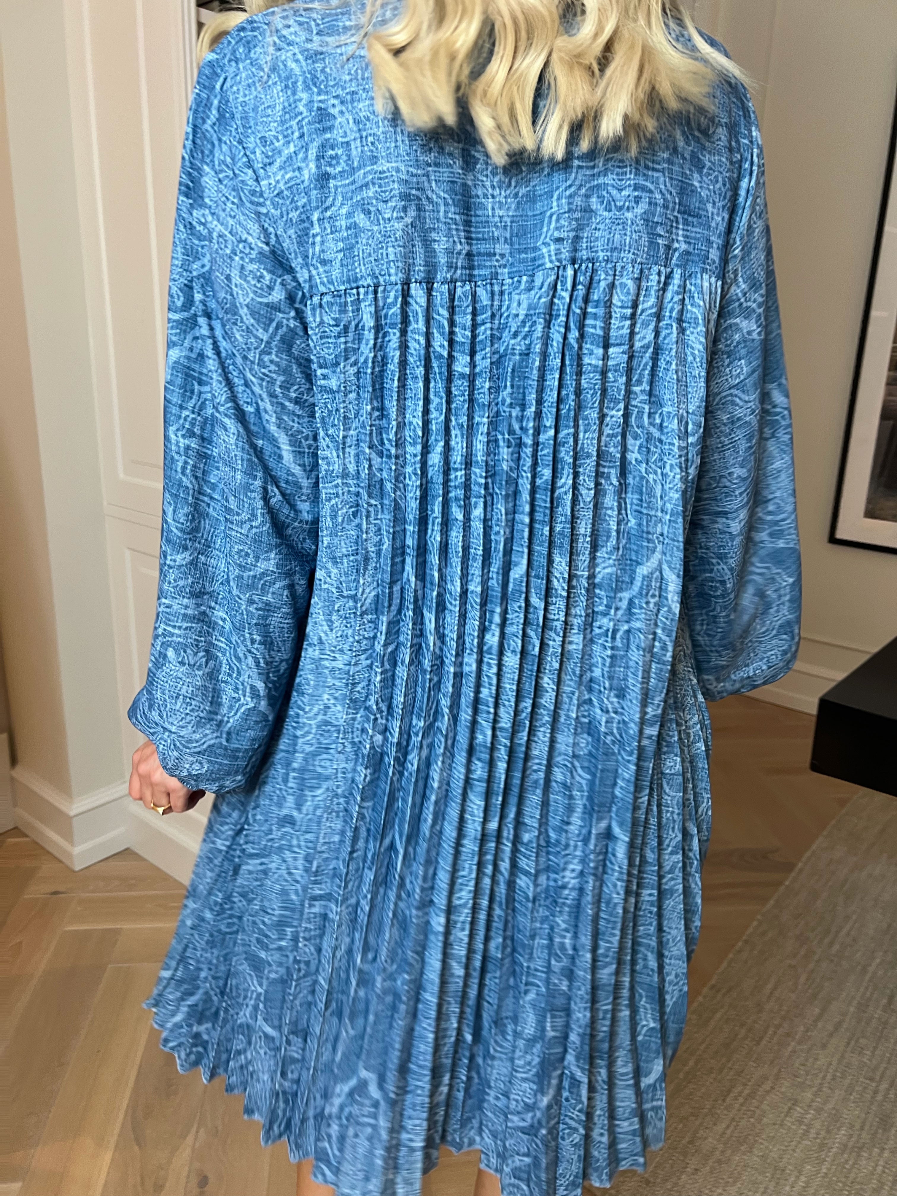 Nancy Royal Short L/S - Mønstret kjole med plisseringer og lommer