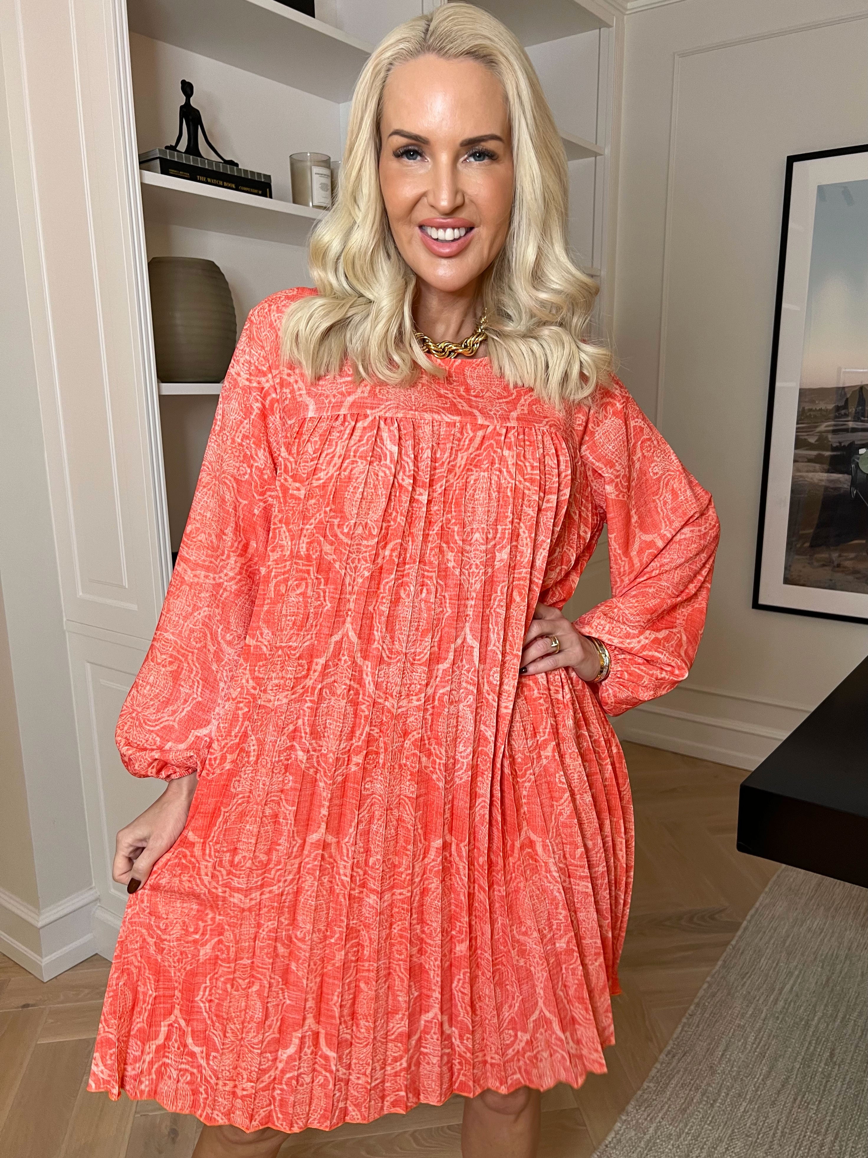 Nancy Royal Short L/S - Mønstret kjole med plisseringer og lommer