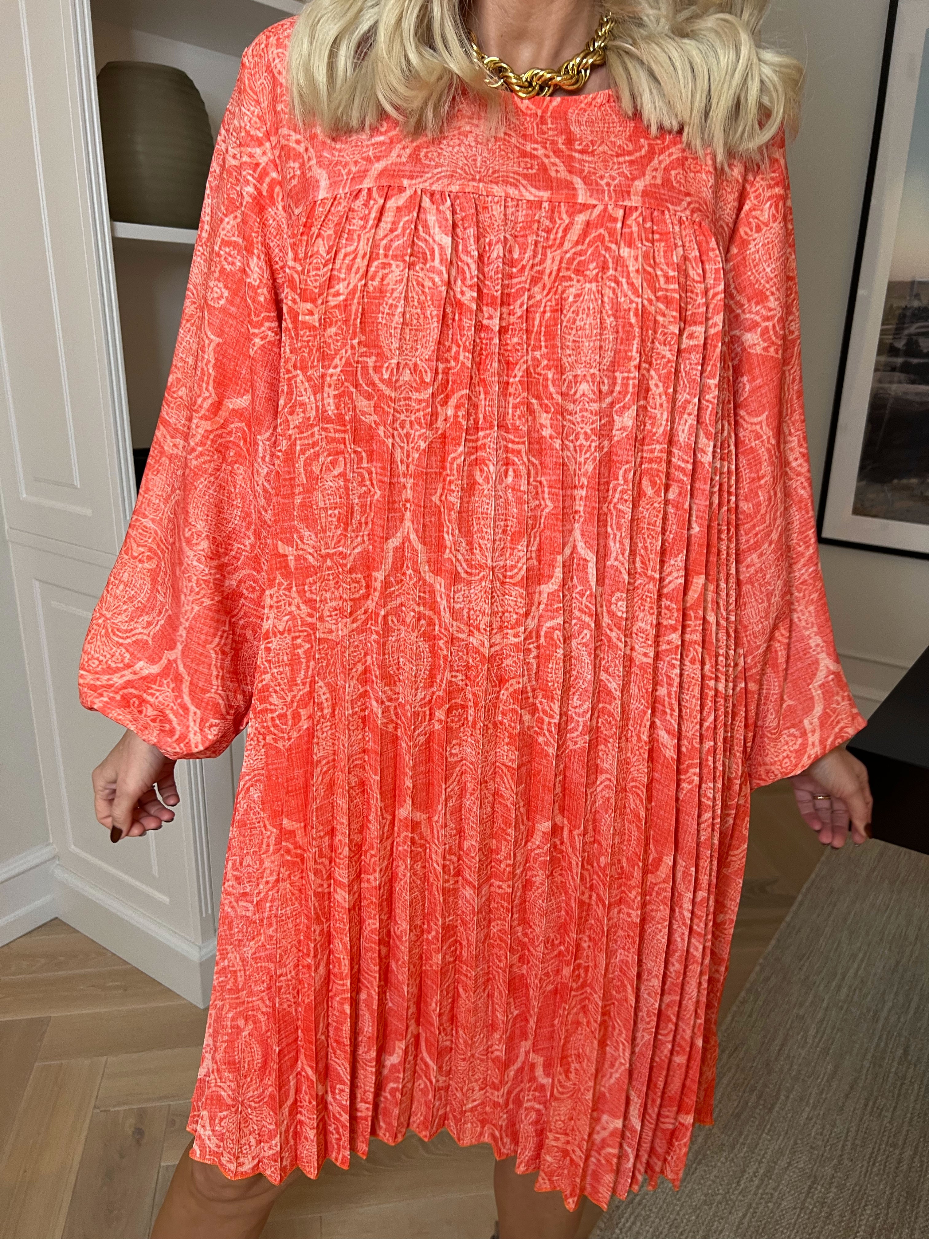 Nancy Royal Short L/S - Mønstret kjole med plisseringer og lommer