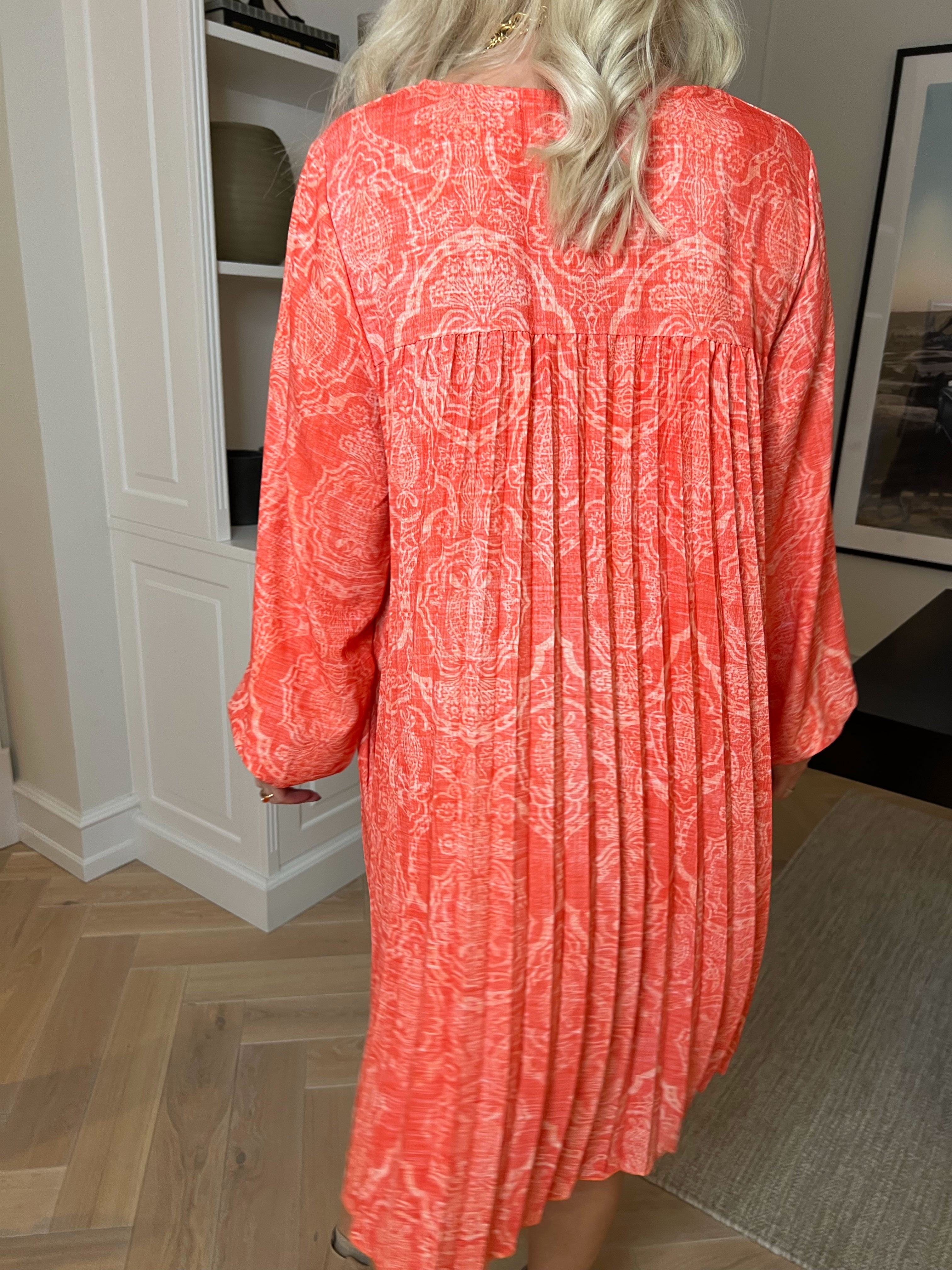 Nancy Royal Short L/S - Mønstret kjole med plisseringer og lommer