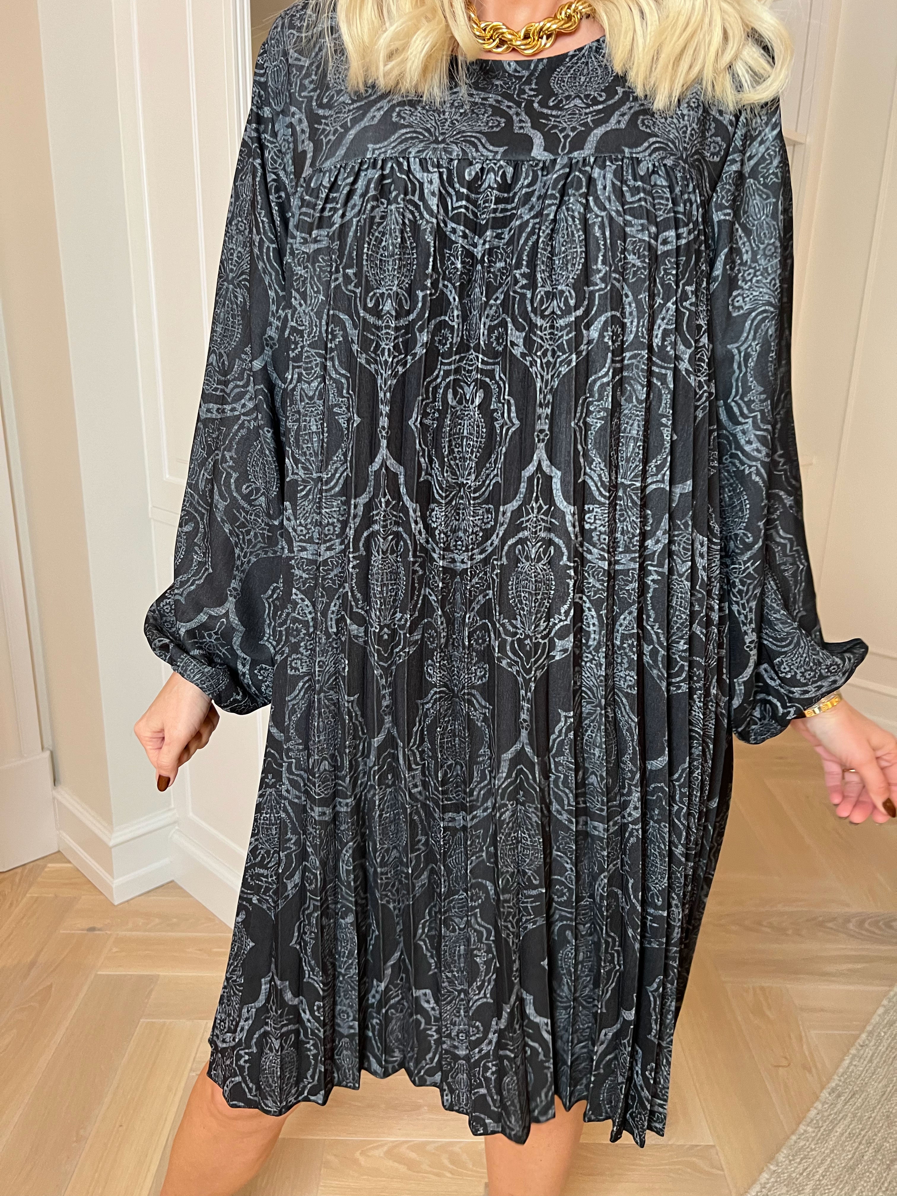 Nancy Royal Short L/S - Mønstret kjole med plisseringer og lommer