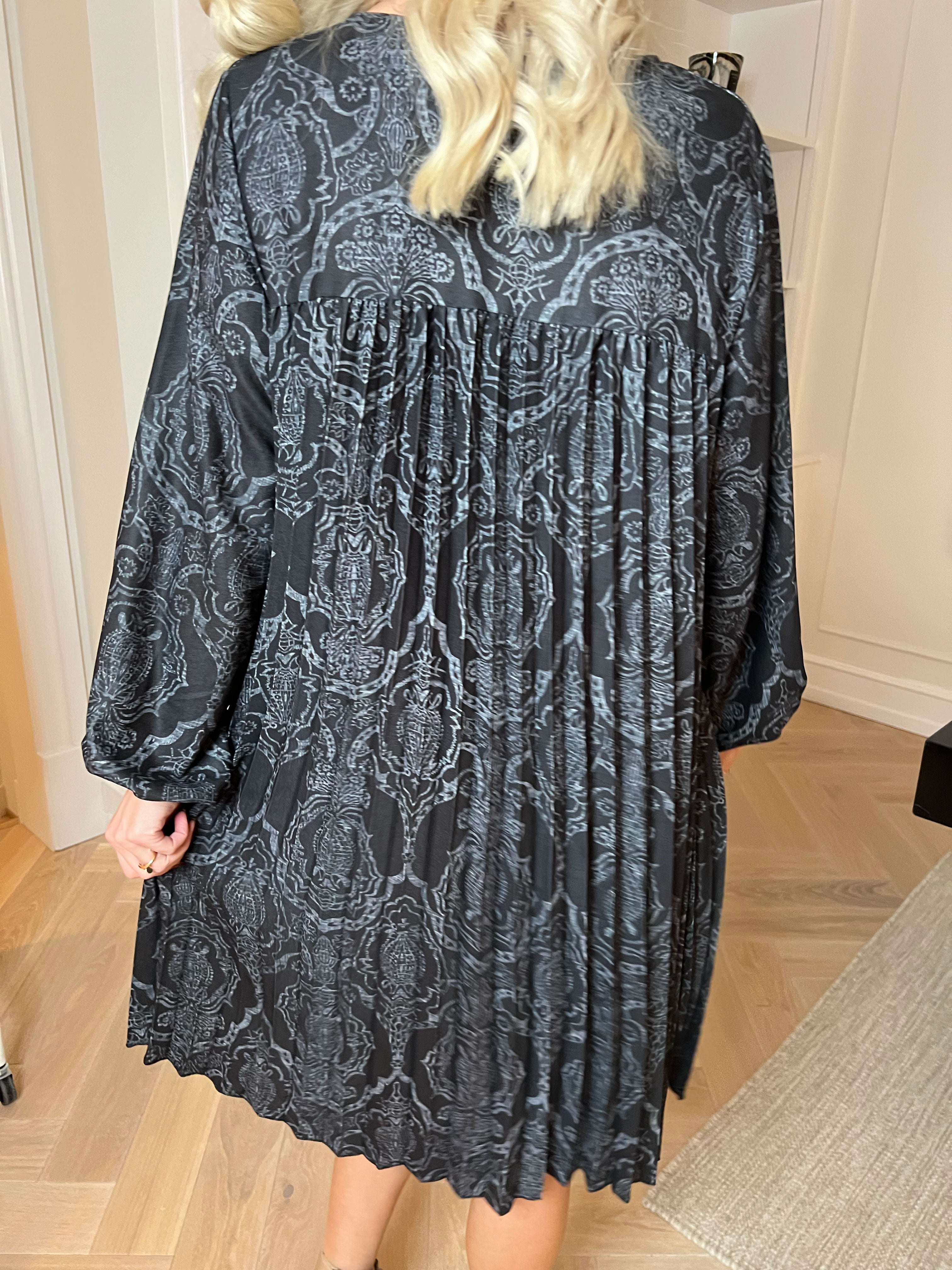 Nancy Royal Short L/S - Mønstret kjole med plisseringer og lommer