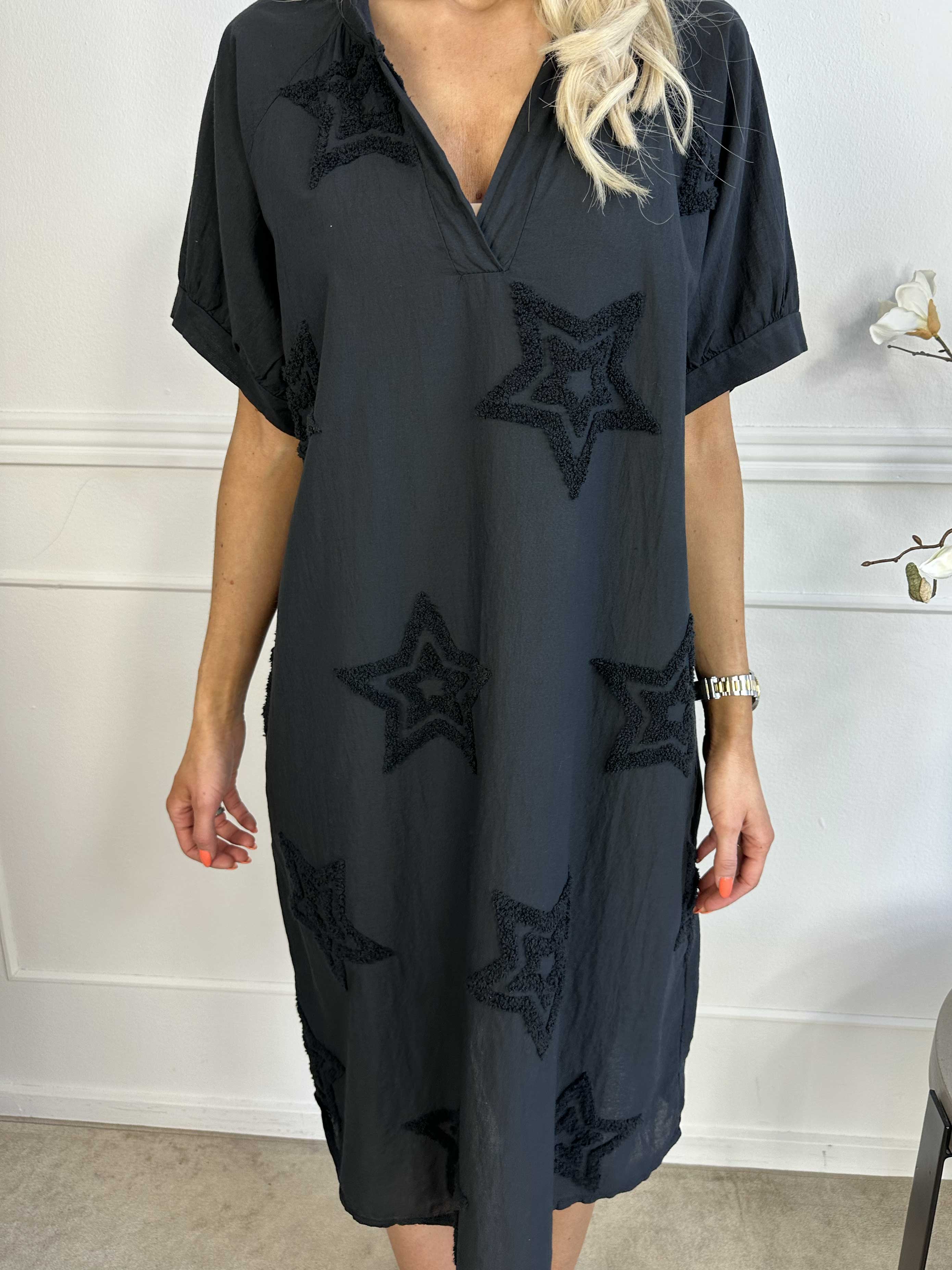 Nannali - Fin kjole i bomuld med stjerner