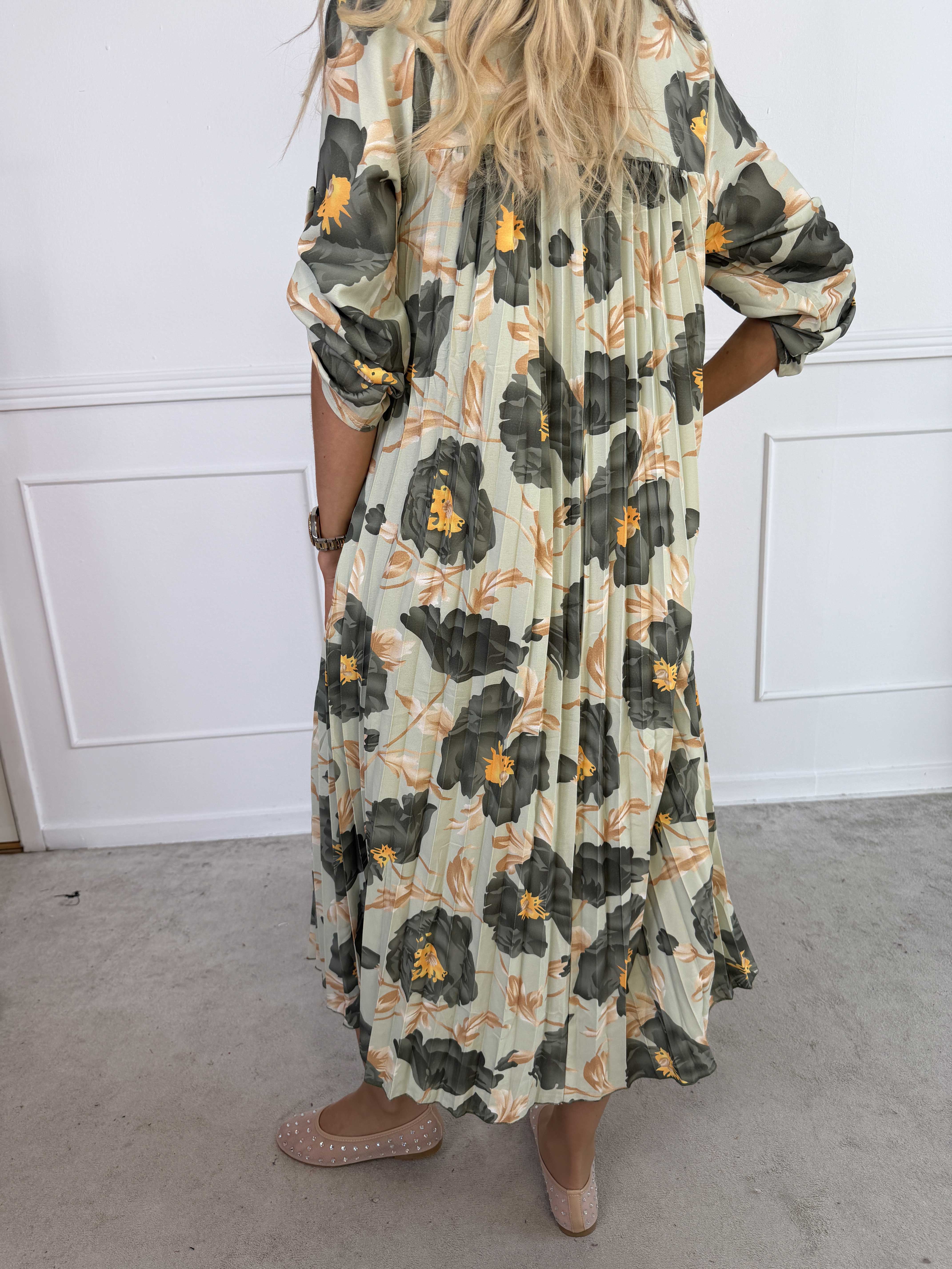 Nannie Botanic - Lang plisseret kjole med blomstermotiver