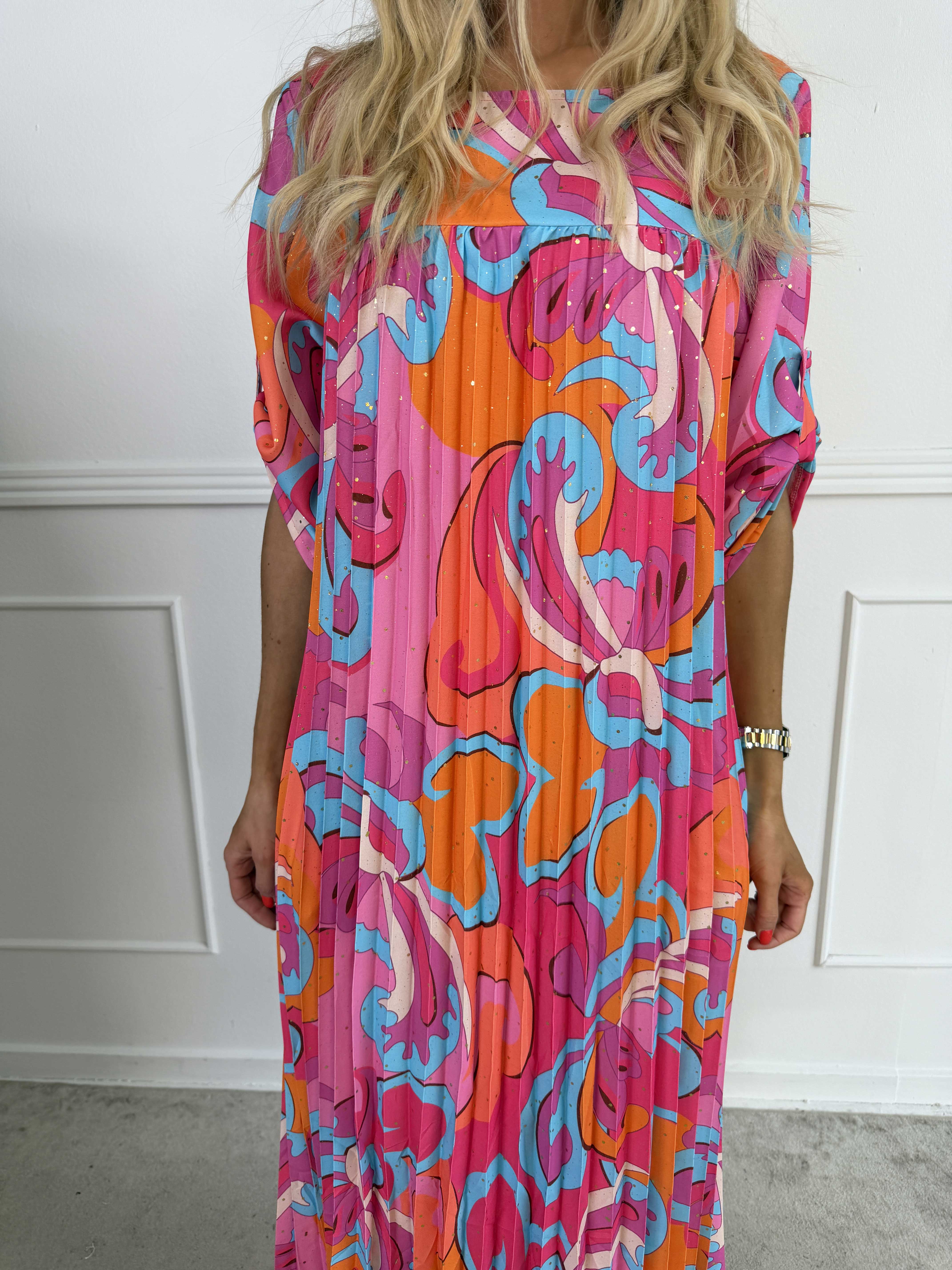 Nannie Retro - Lang plisseret kjole i flerfarvet mønster