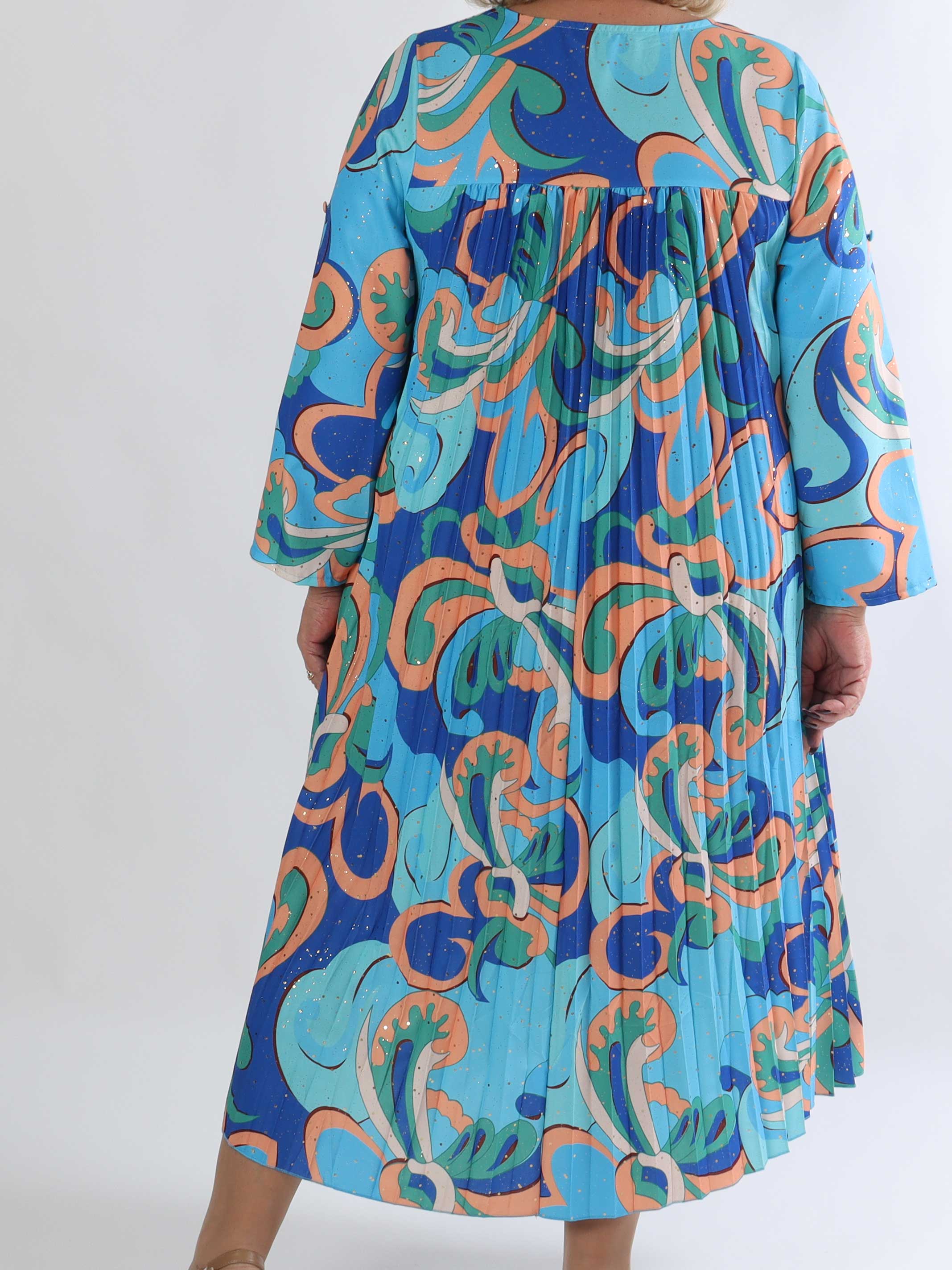 Nannie Retro - Lang plisseret plus size kjole i flerfarvet mønster