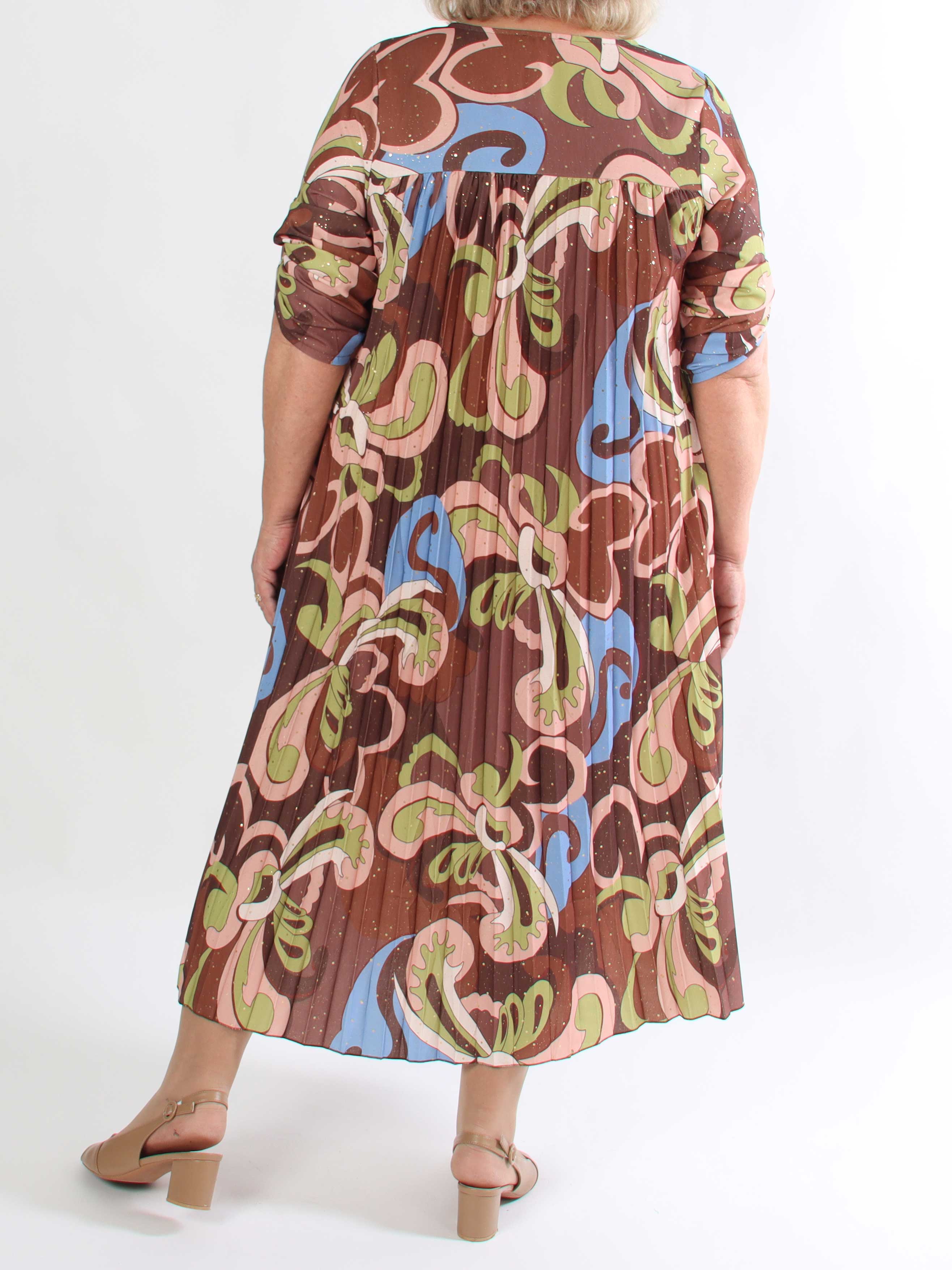 Nannie Retro - Lang plisseret plus size kjole i flerfarvet mønster