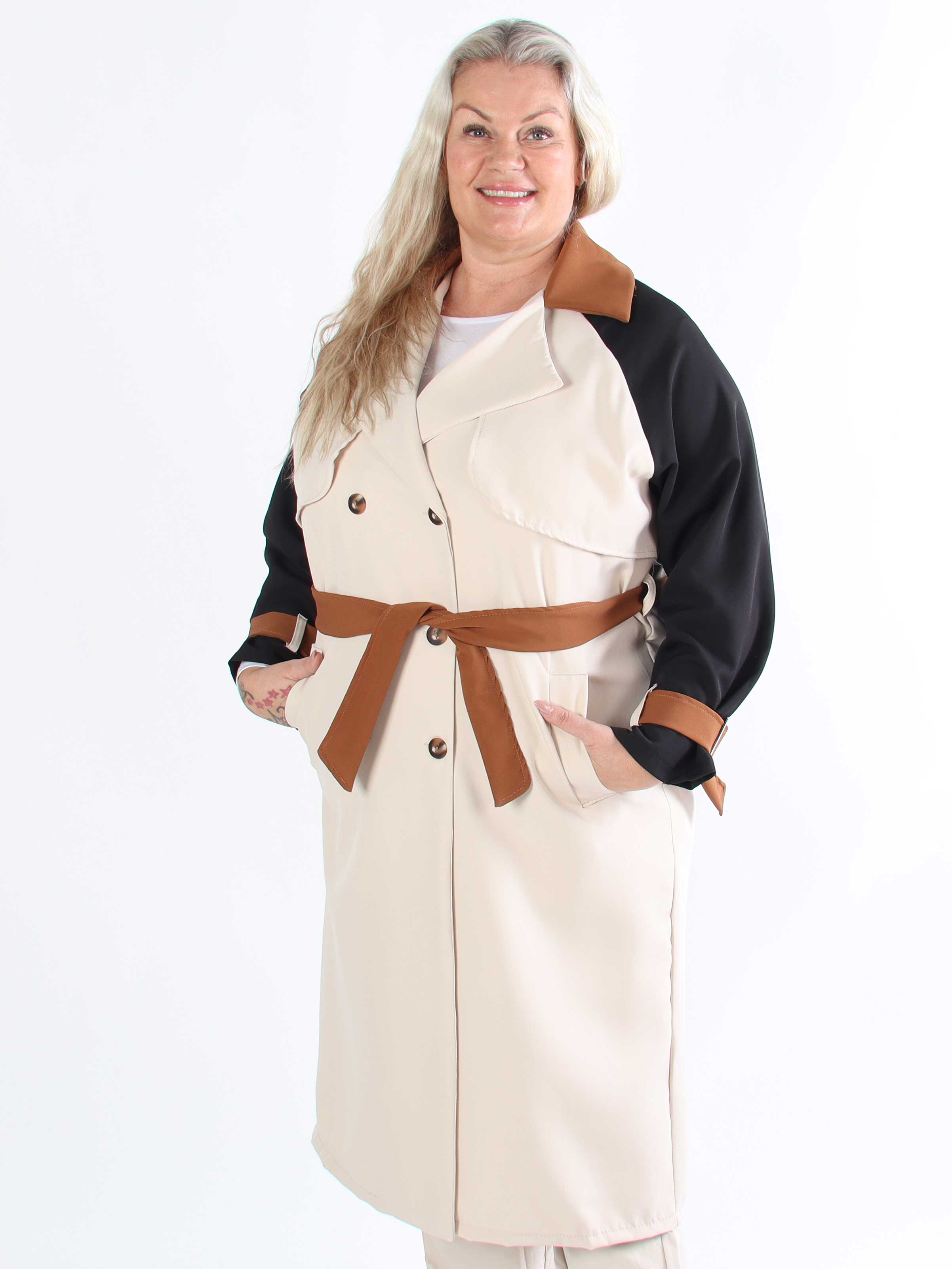 Neema - Let flerfarvet plus size trenchcoat med bindebånd