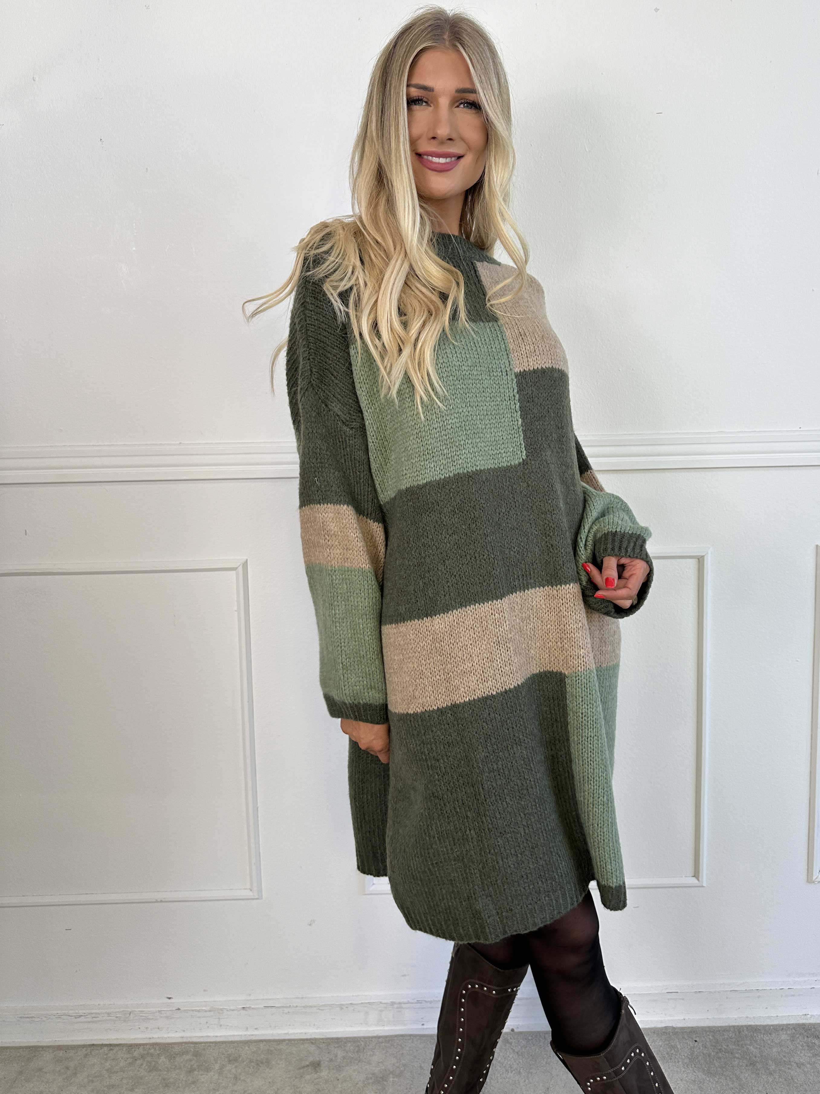 Nesrin - Blød flerfarvet strikkjole