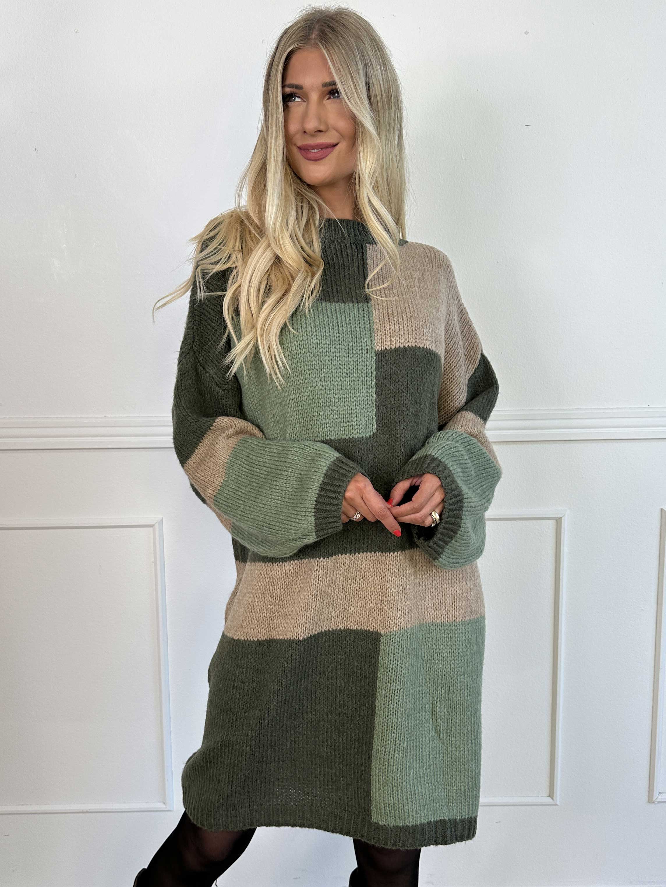 Nesrin - Blød flerfarvet strikkjole