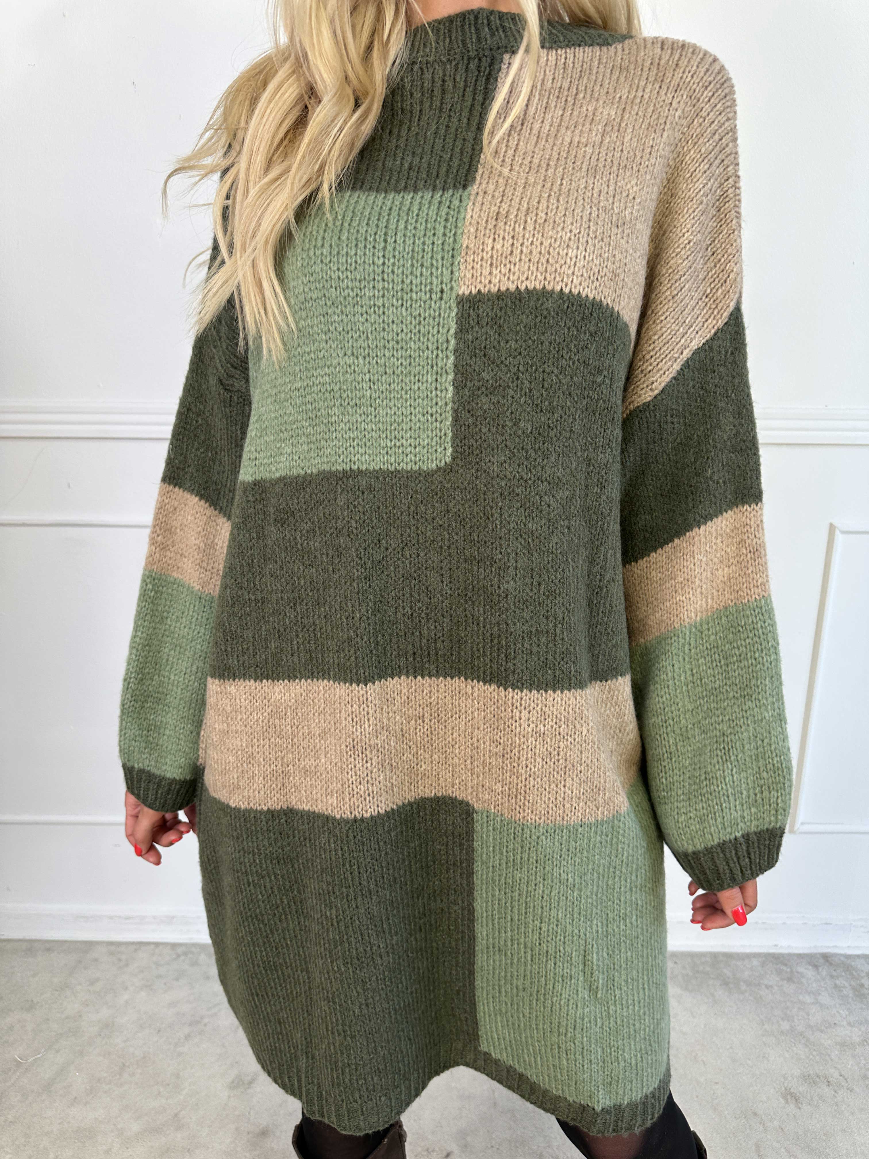 Nesrin - Blød flerfarvet strikkjole