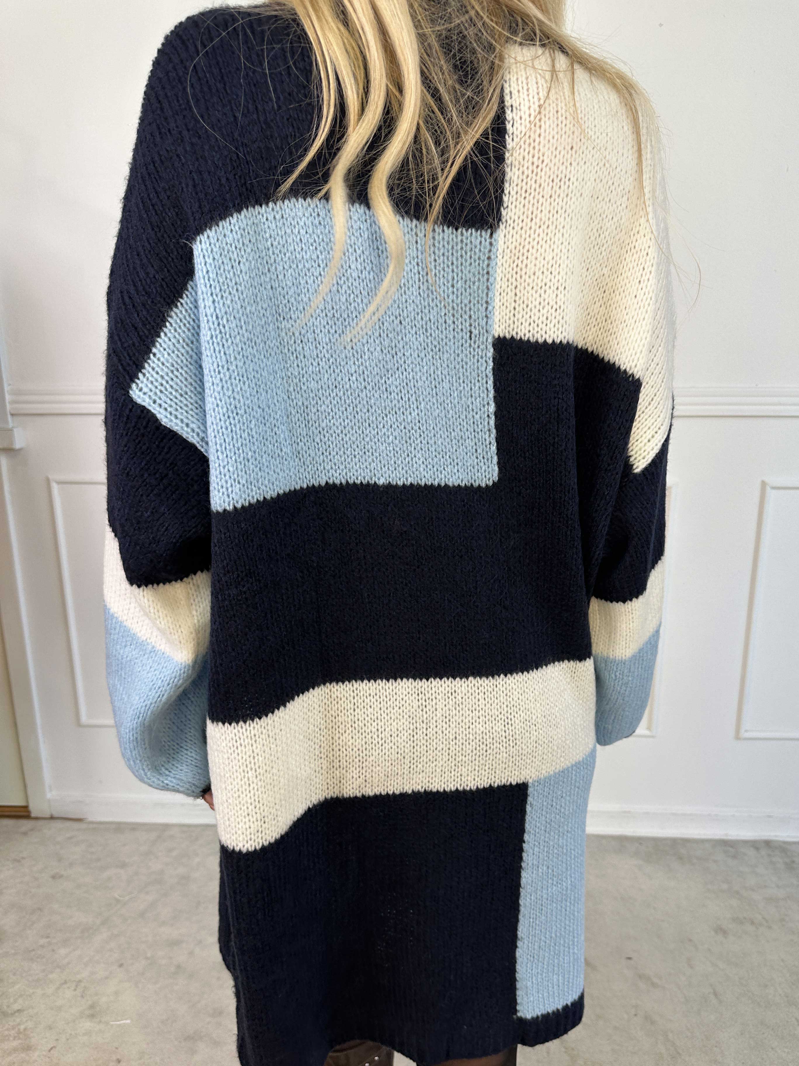 Nesrin - Blød flerfarvet strikkjole