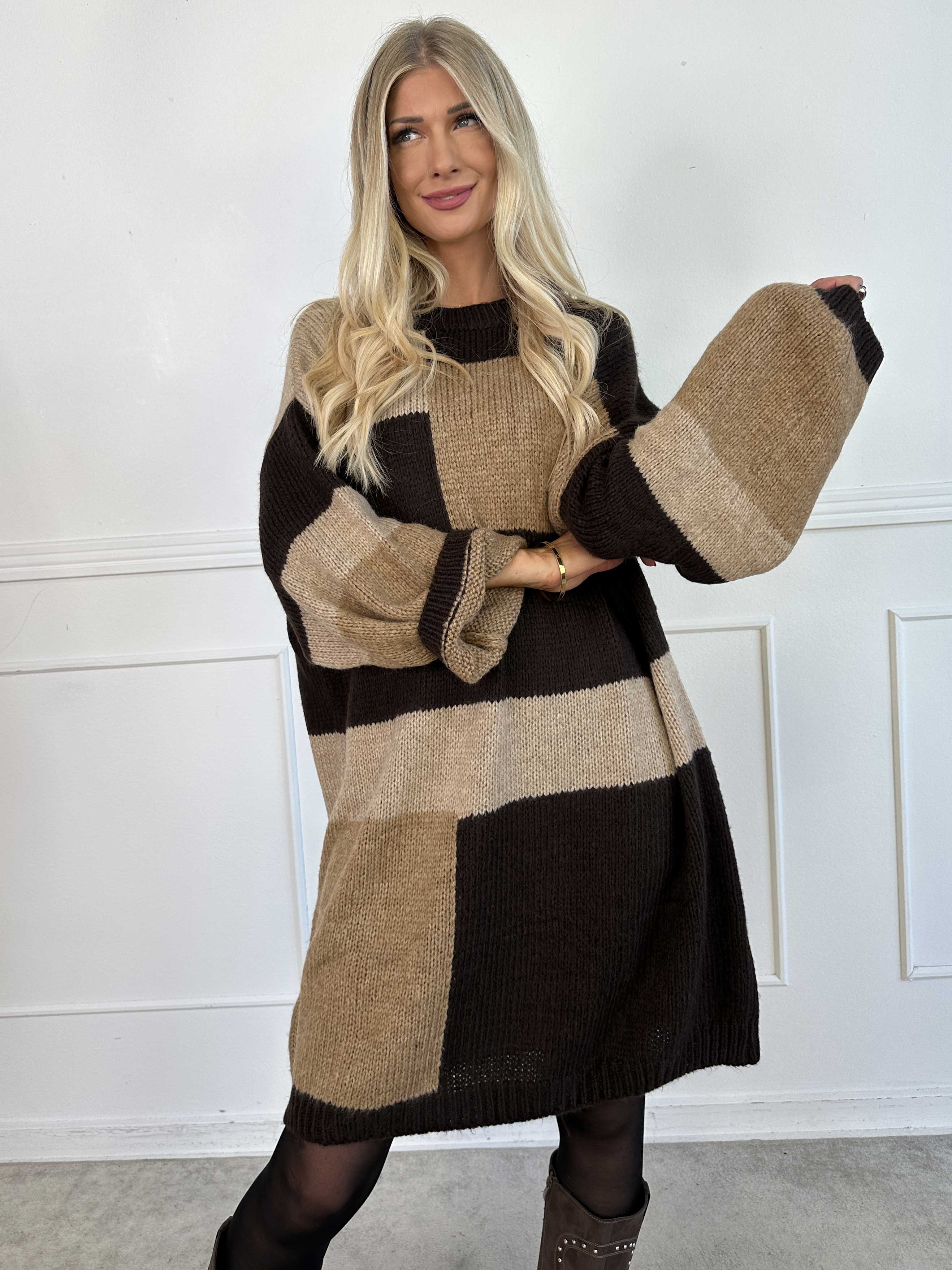 Nesrin - Blød flerfarvet strikkjole