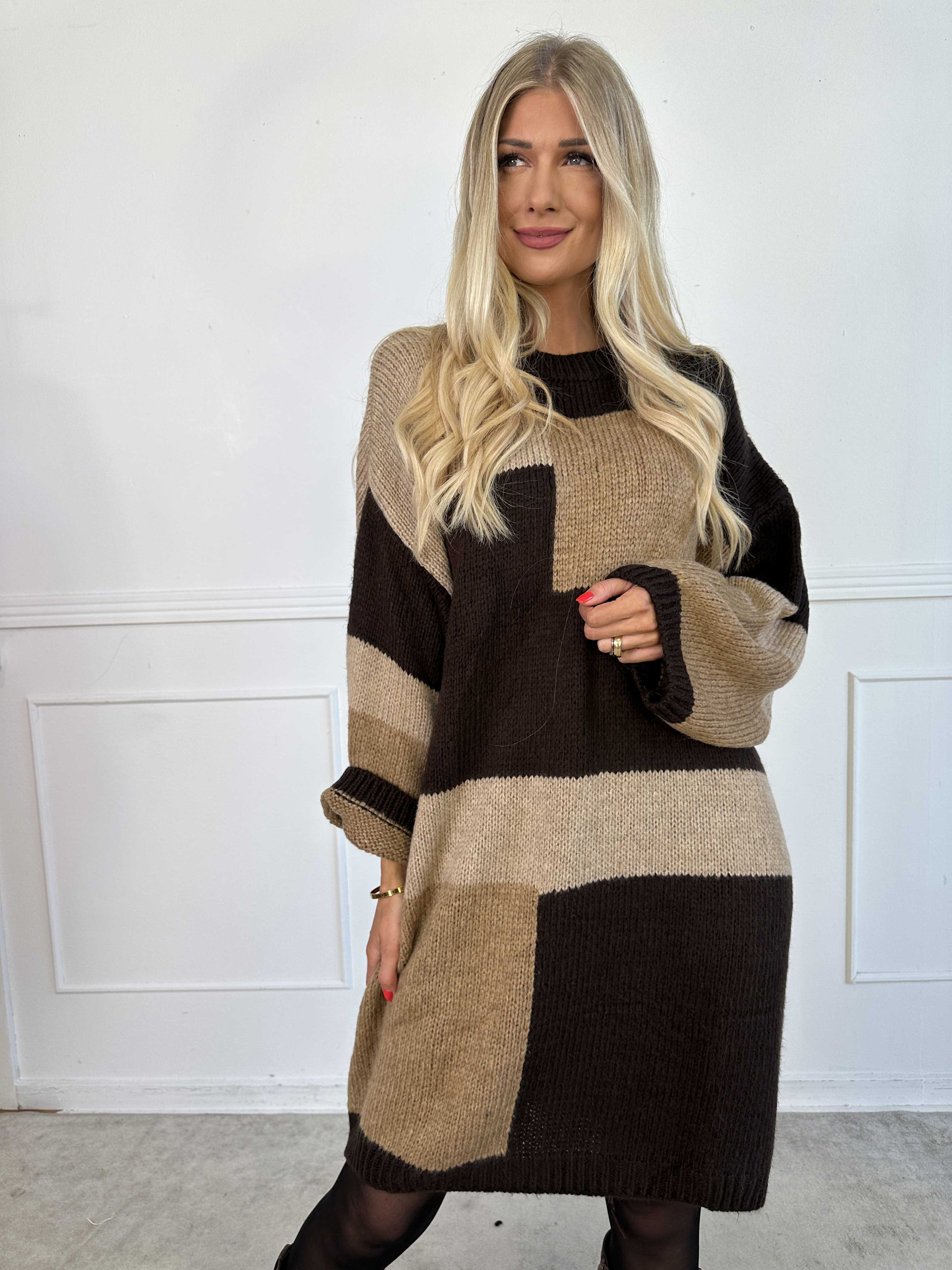 Nesrin - Blød flerfarvet strikkjole