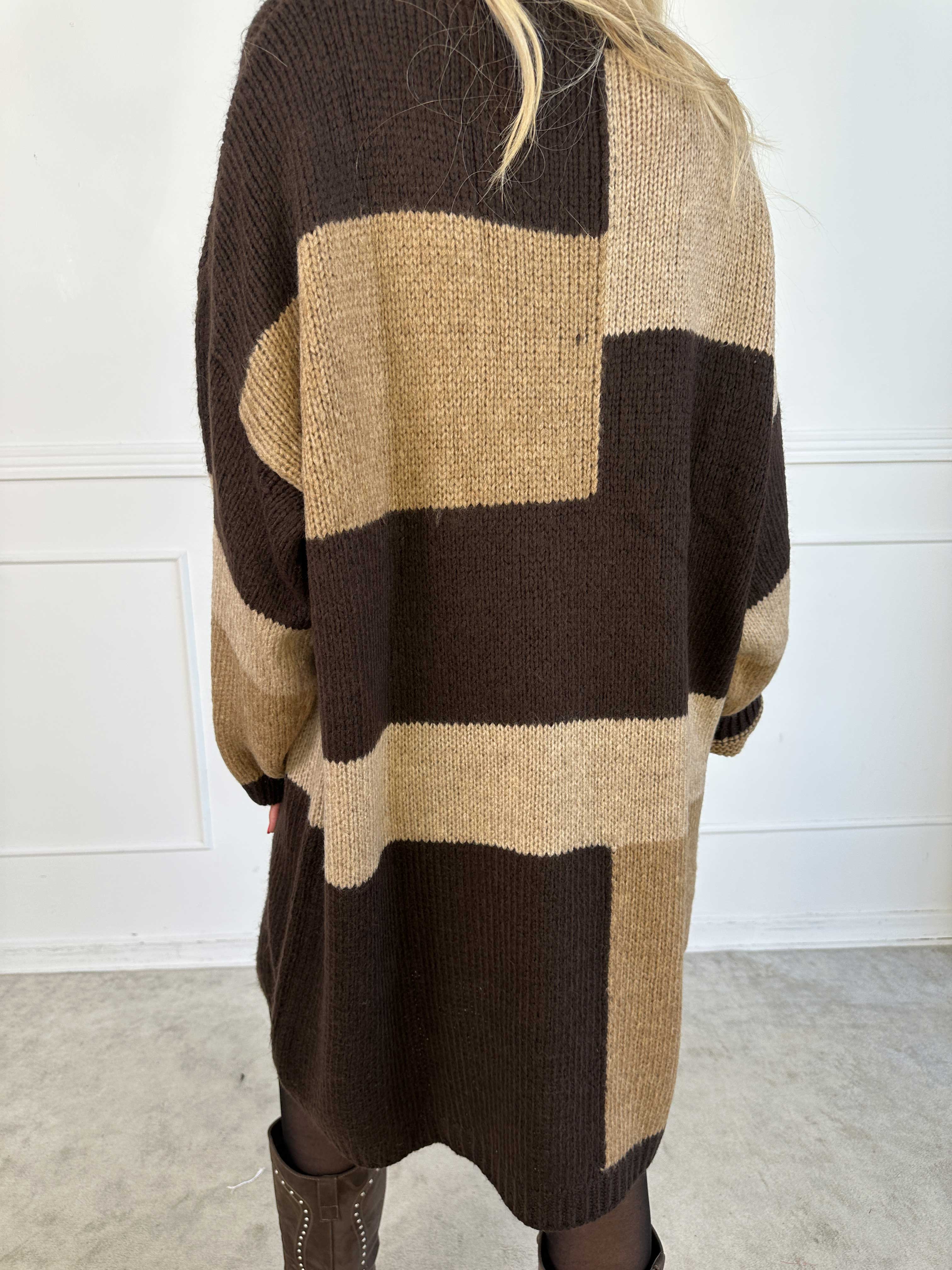 Nesrin - Blød flerfarvet strikkjole