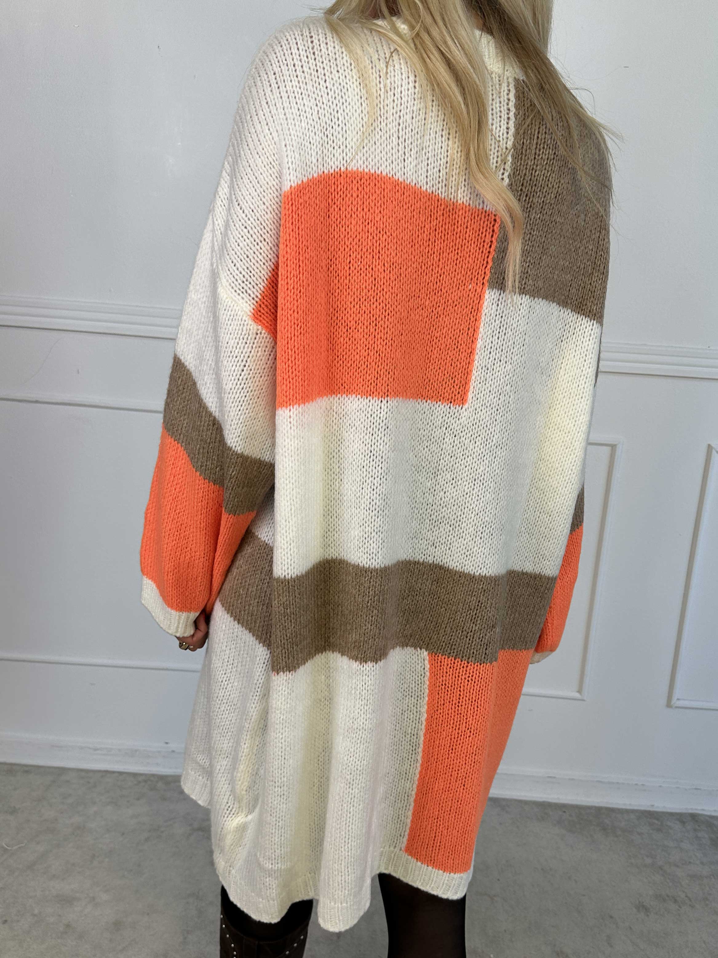 Nesrin - Blød flerfarvet strikkjole