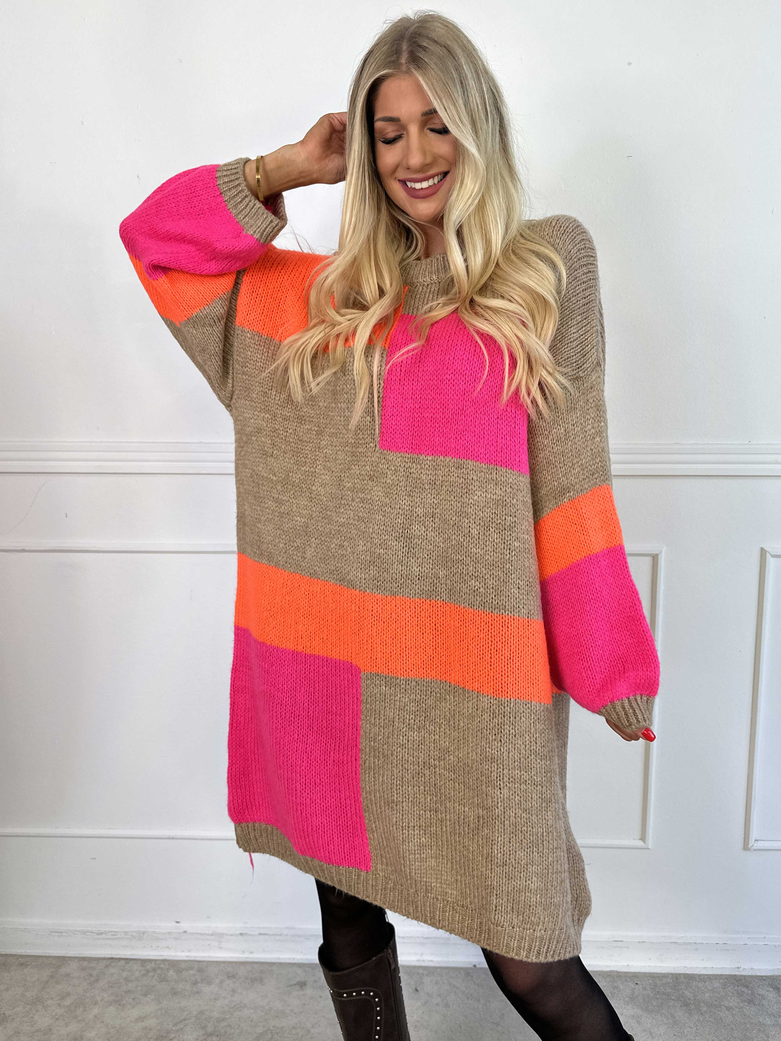 Nesrin - Blød flerfarvet strikkjole