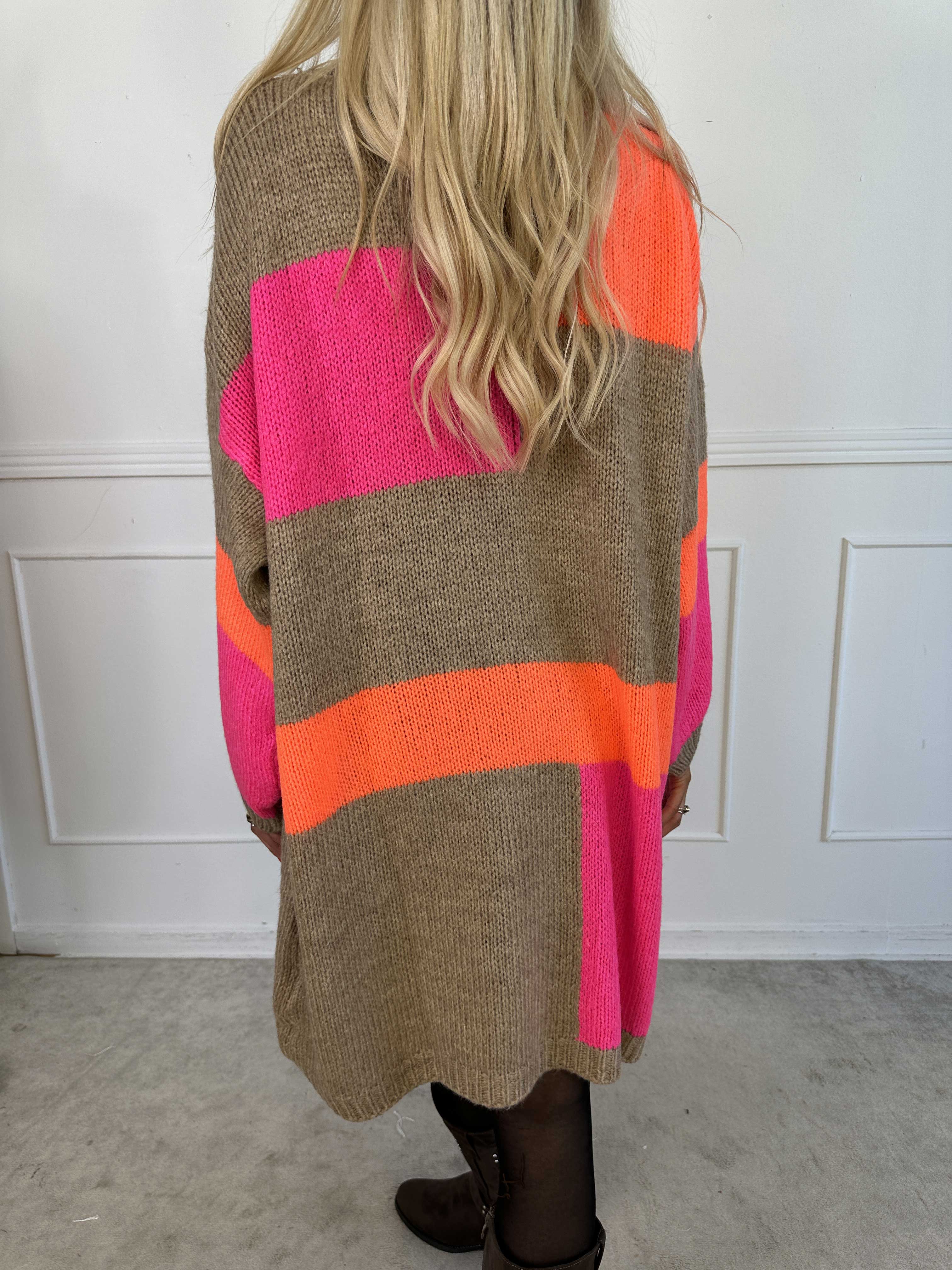 Nesrin - Blød flerfarvet strikkjole