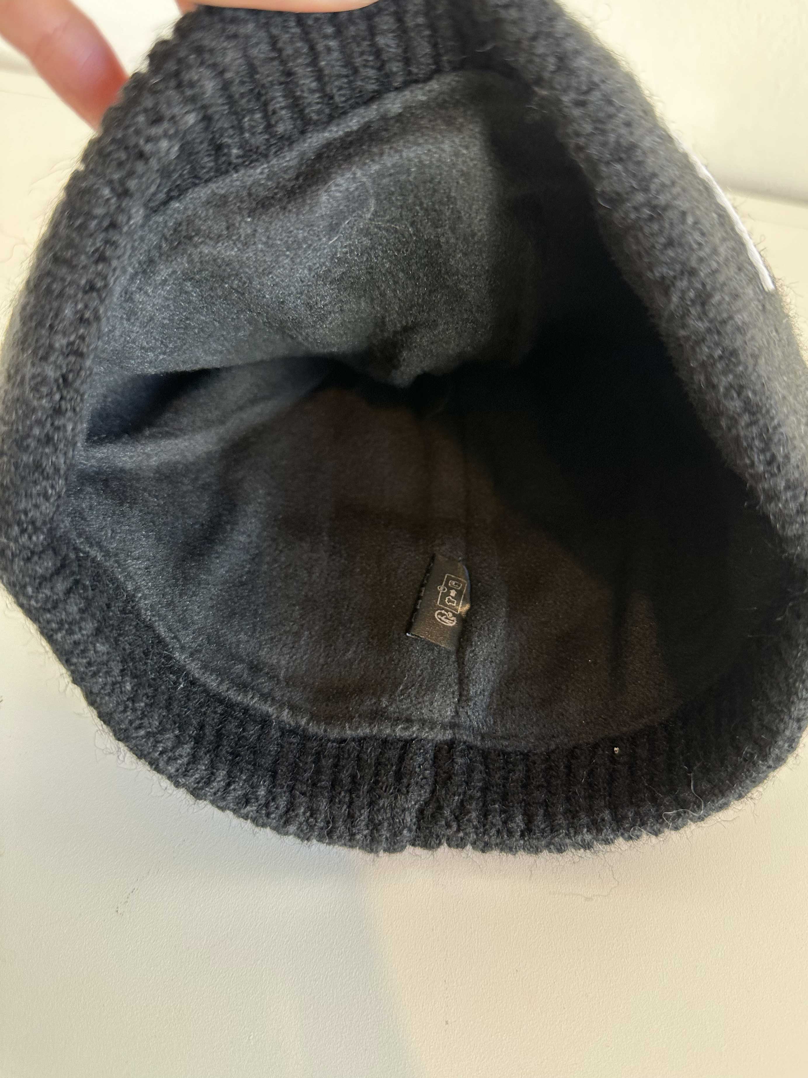 Neta - Strikhue med hvid tekst