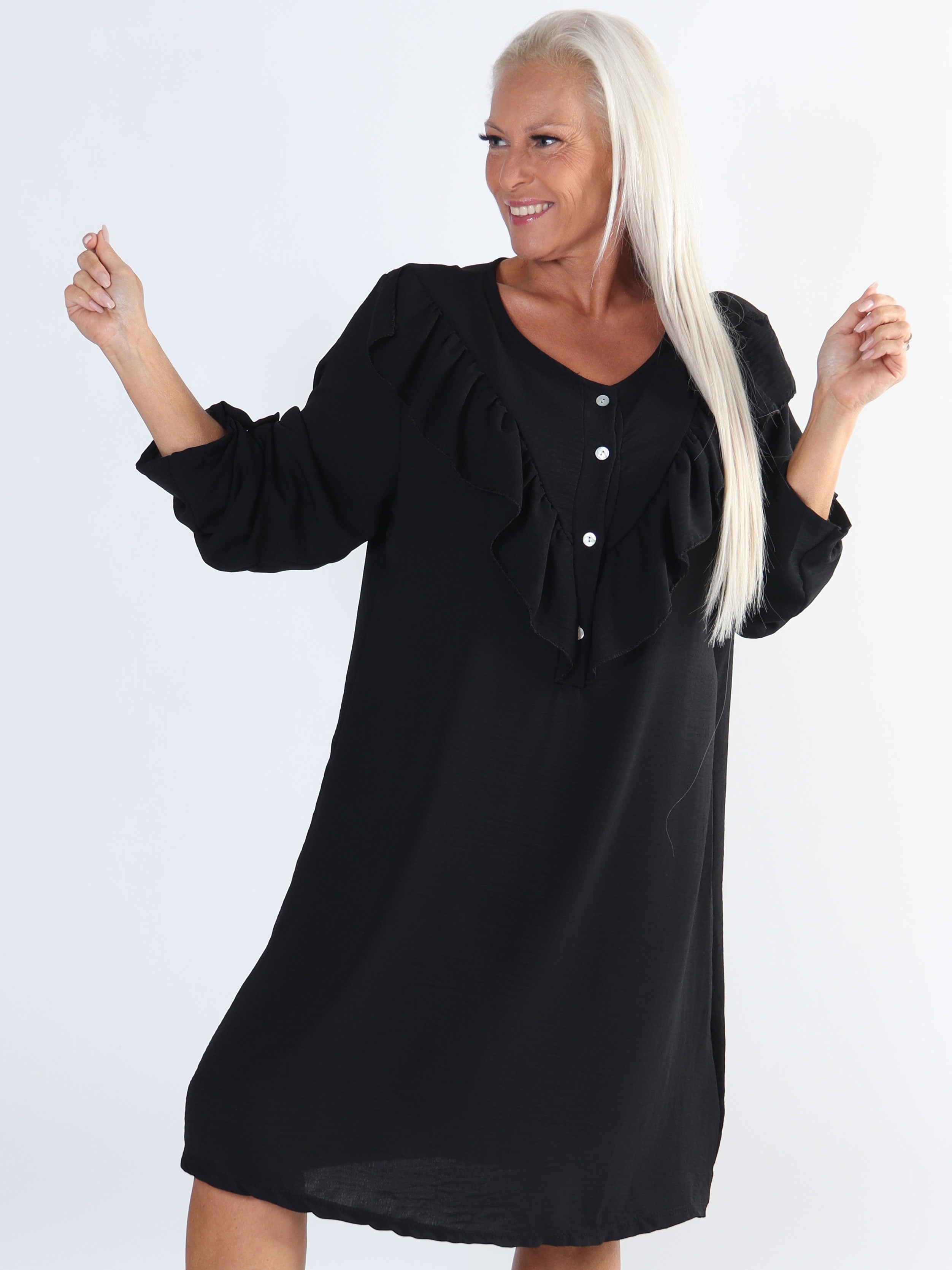 Nicola Dress - Sød plus size kjole med flæser og knapper