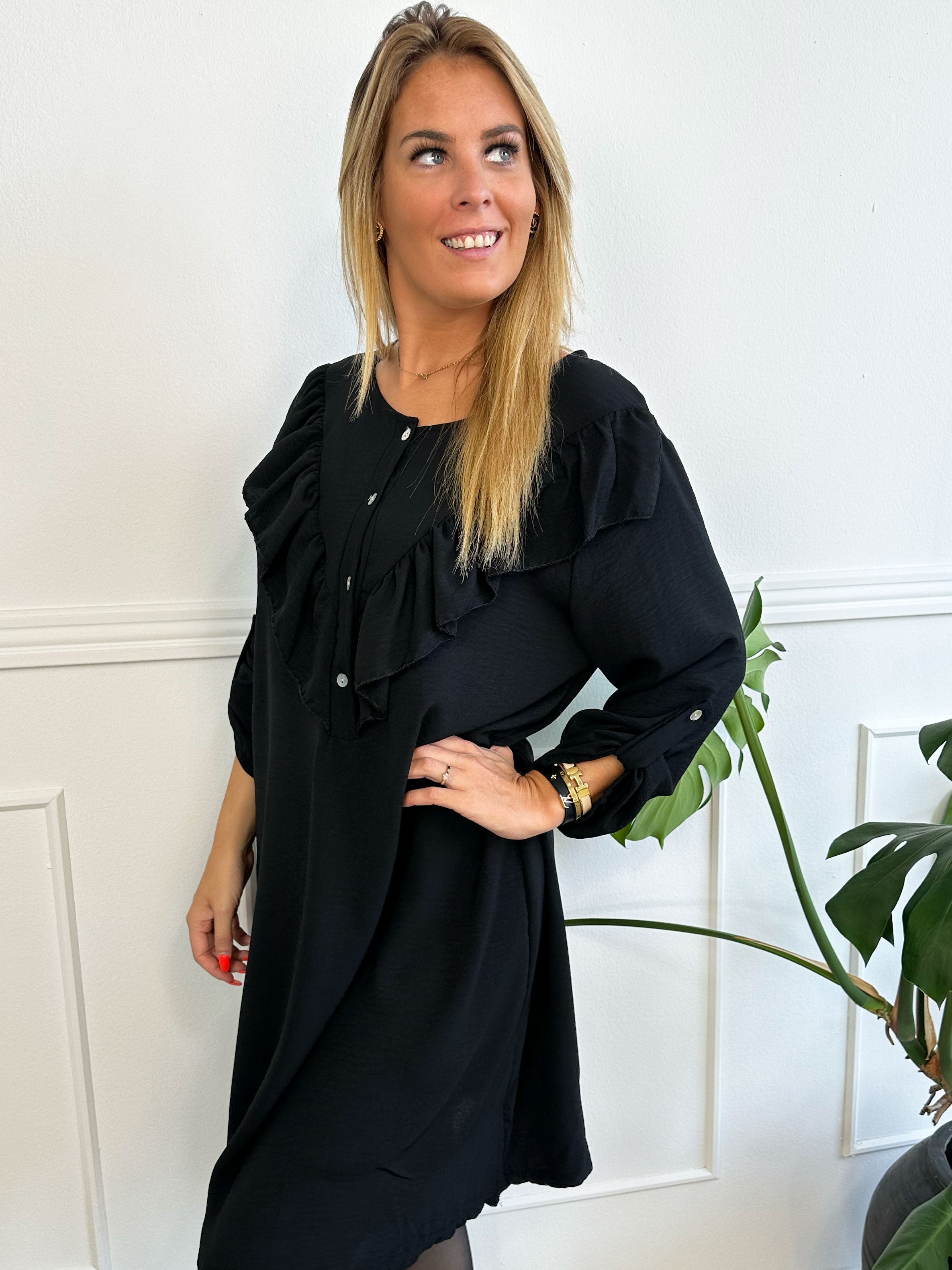 Nicola Dress - Sød kjole med flæser og knapper