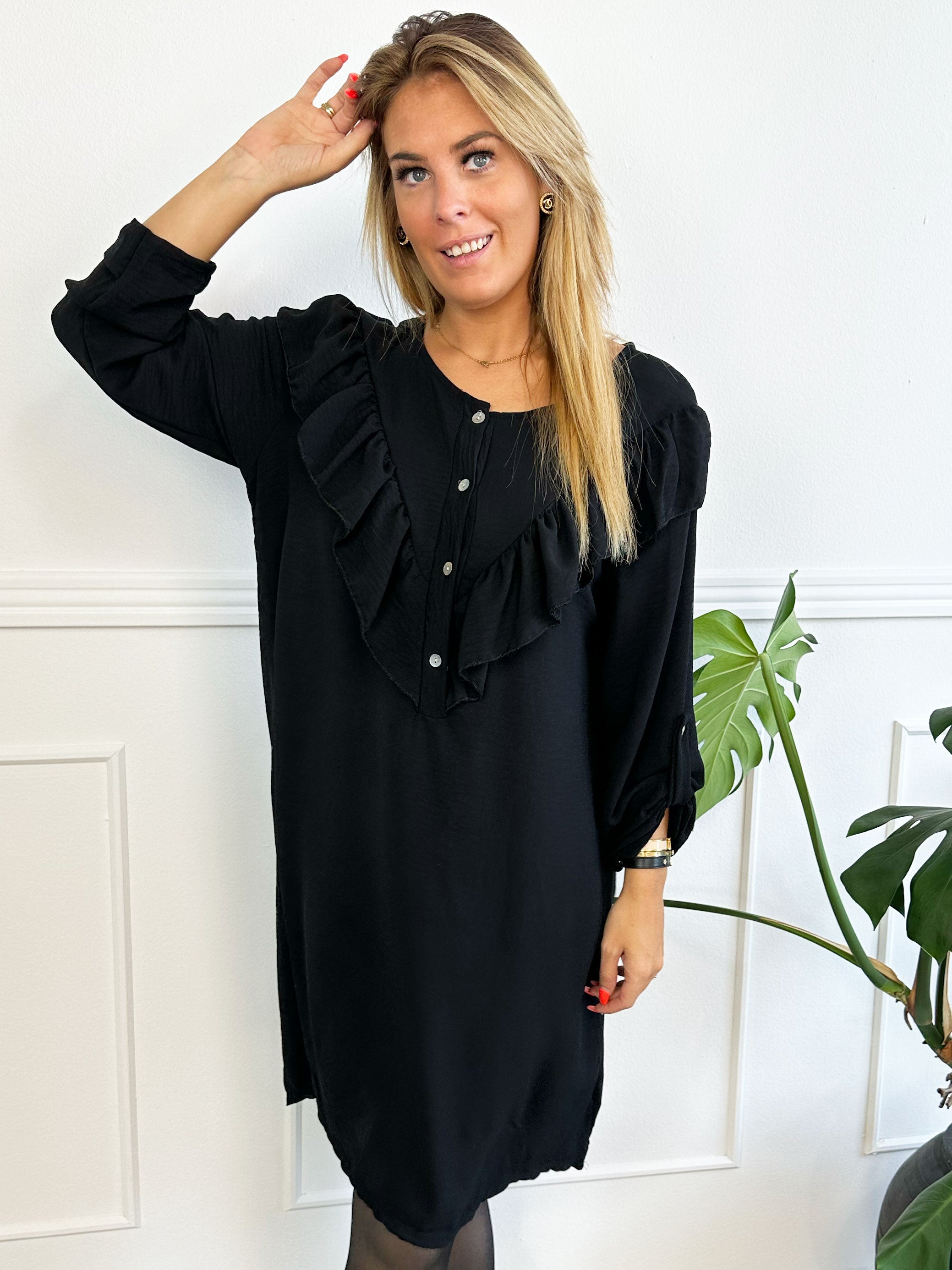 Nicola Dress - Sød kjole med flæser og knapper