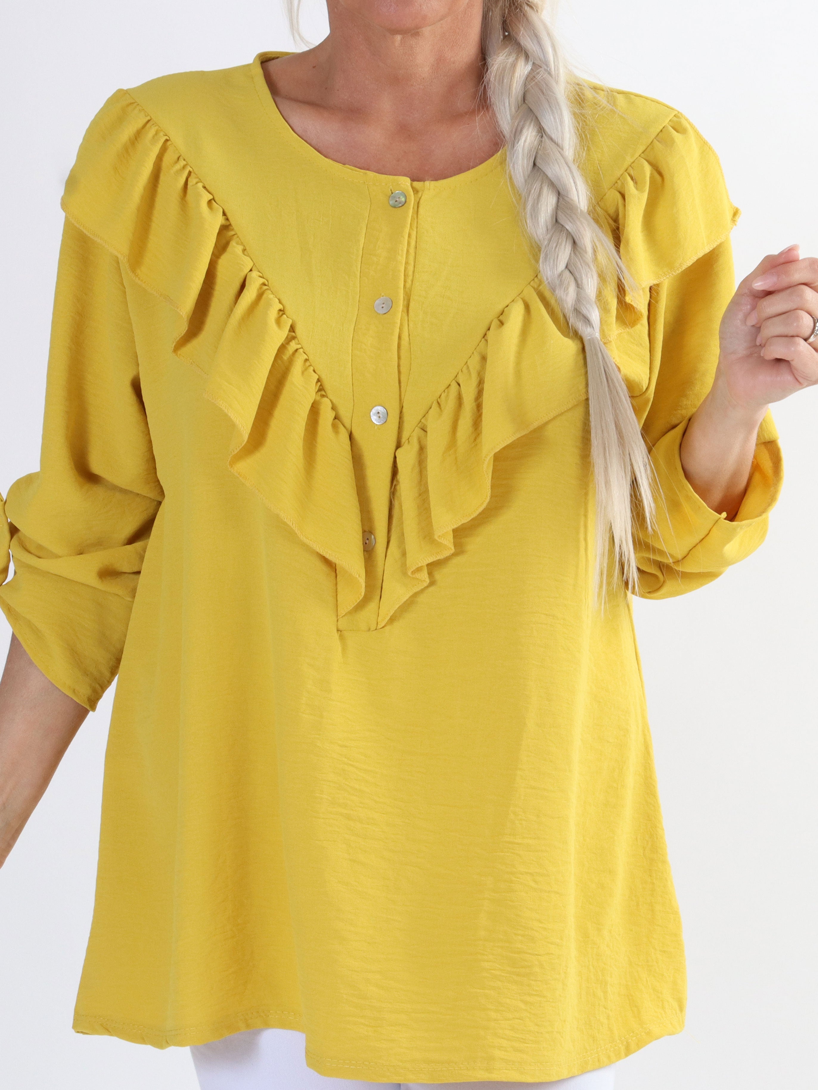 Nicola - Sød plus size bluse med flæser og knapper