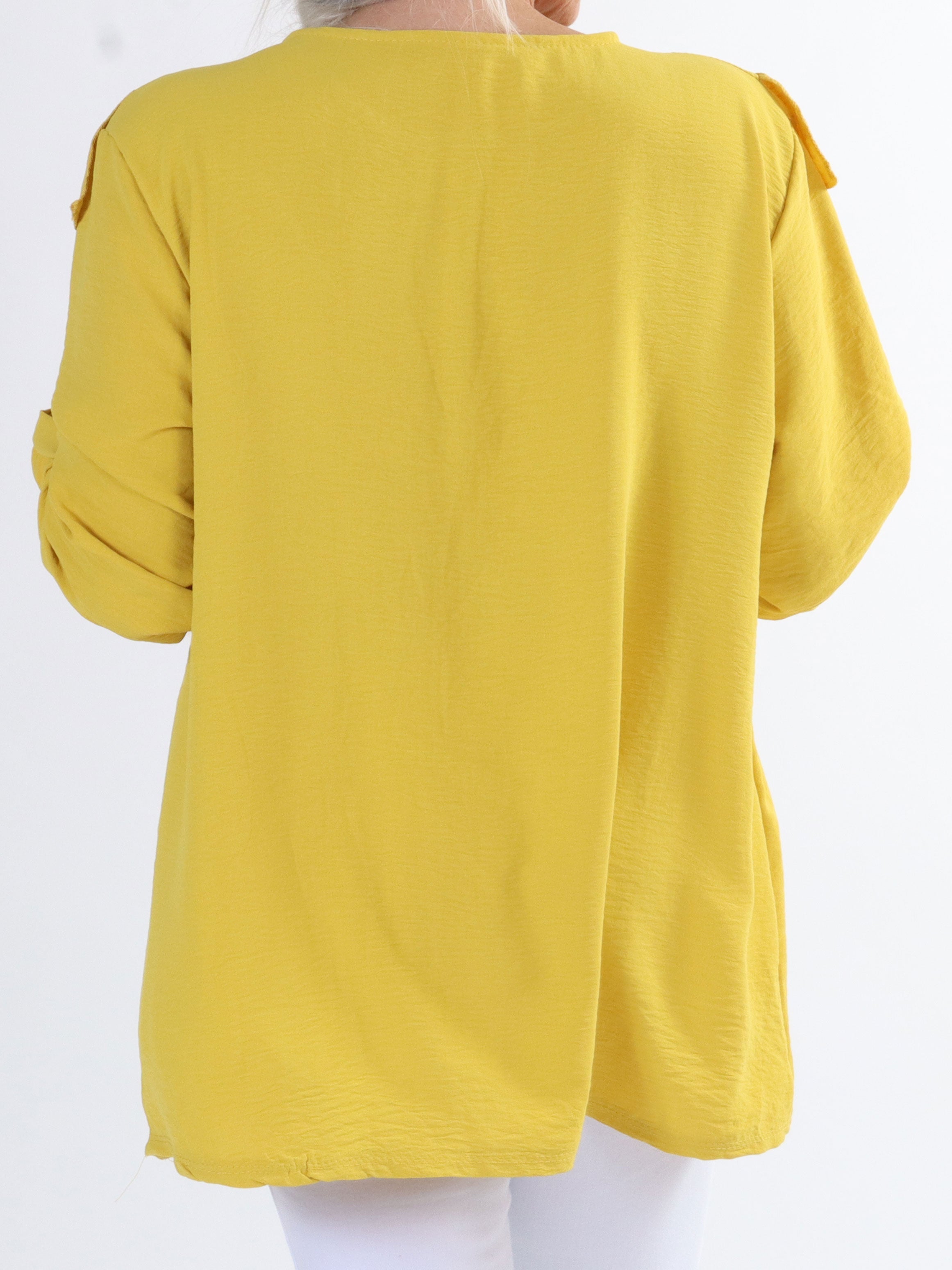 Nicola - Sød plus size bluse med flæser og knapper