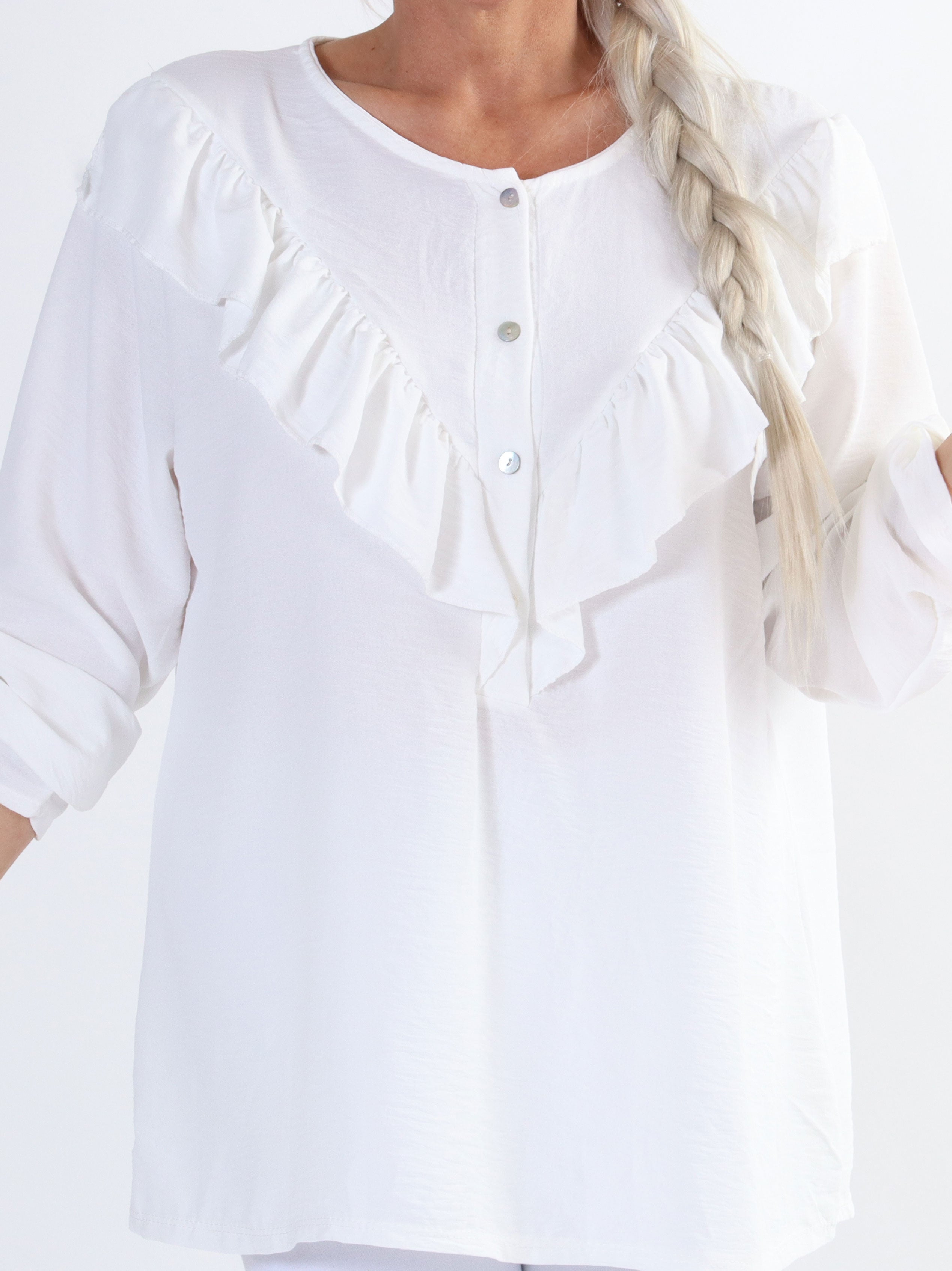 Nicola - Sød plus size bluse med flæser og knapper