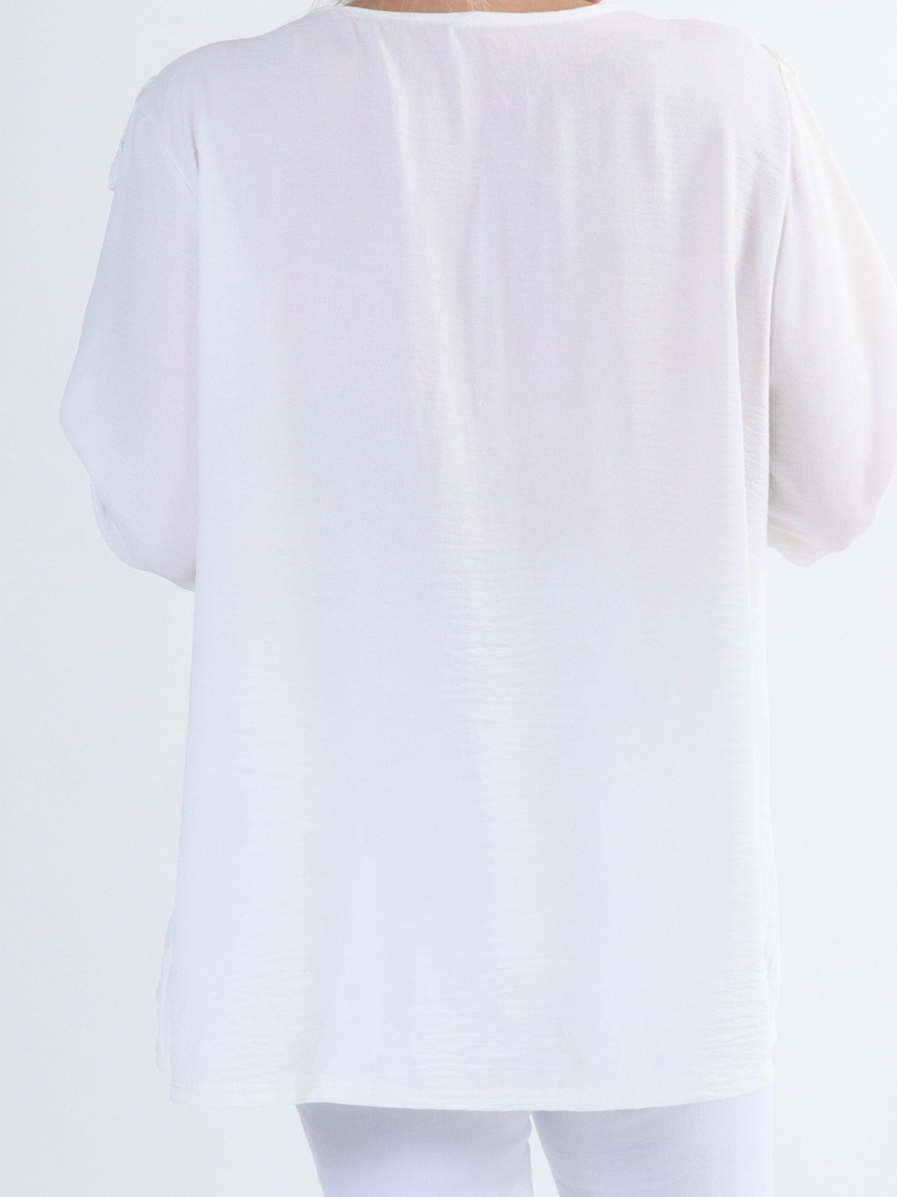 Nicola - Sød plus size bluse med flæser og knapper