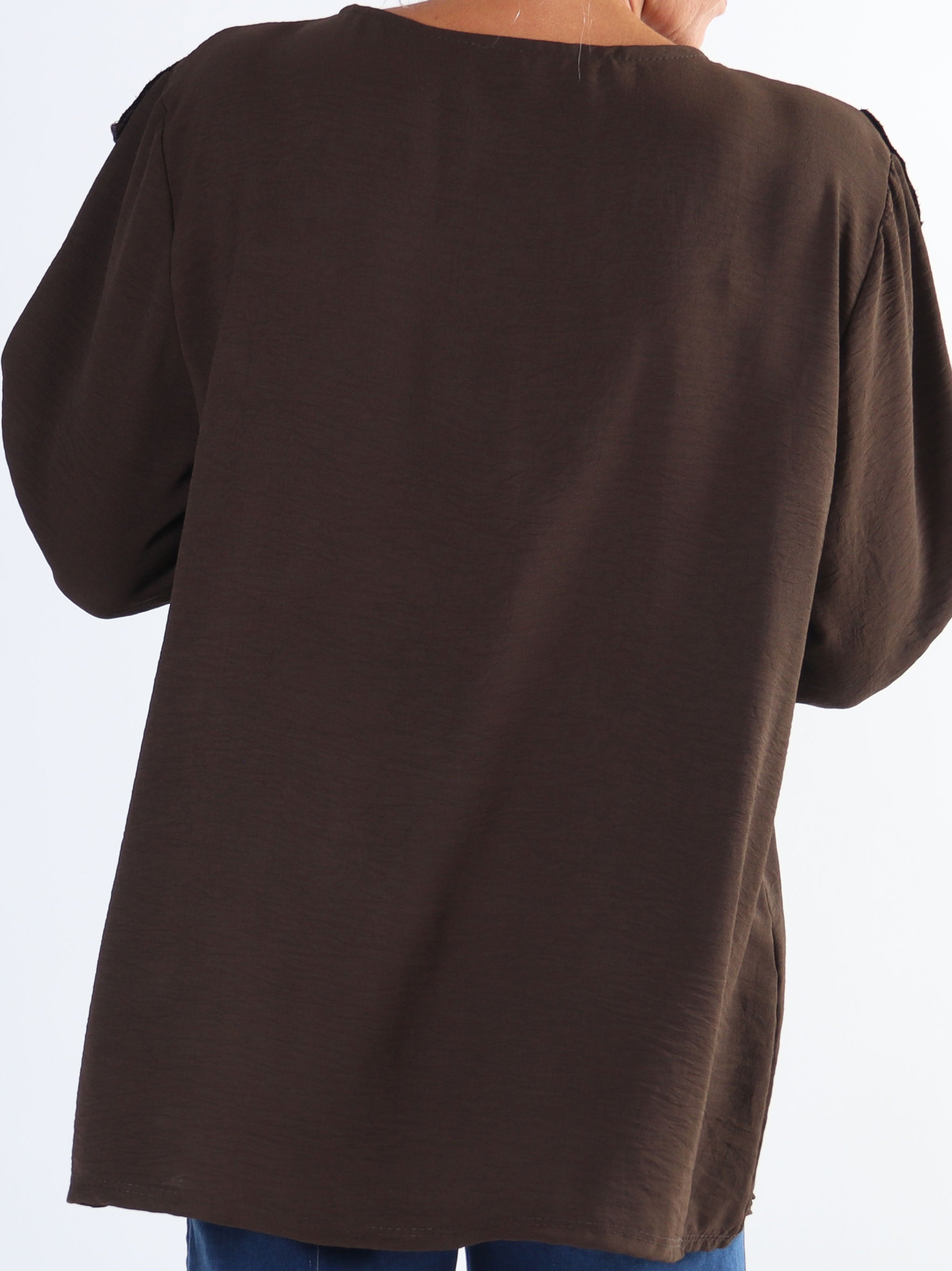 Nicola - Sød plus size bluse med flæser og knapper