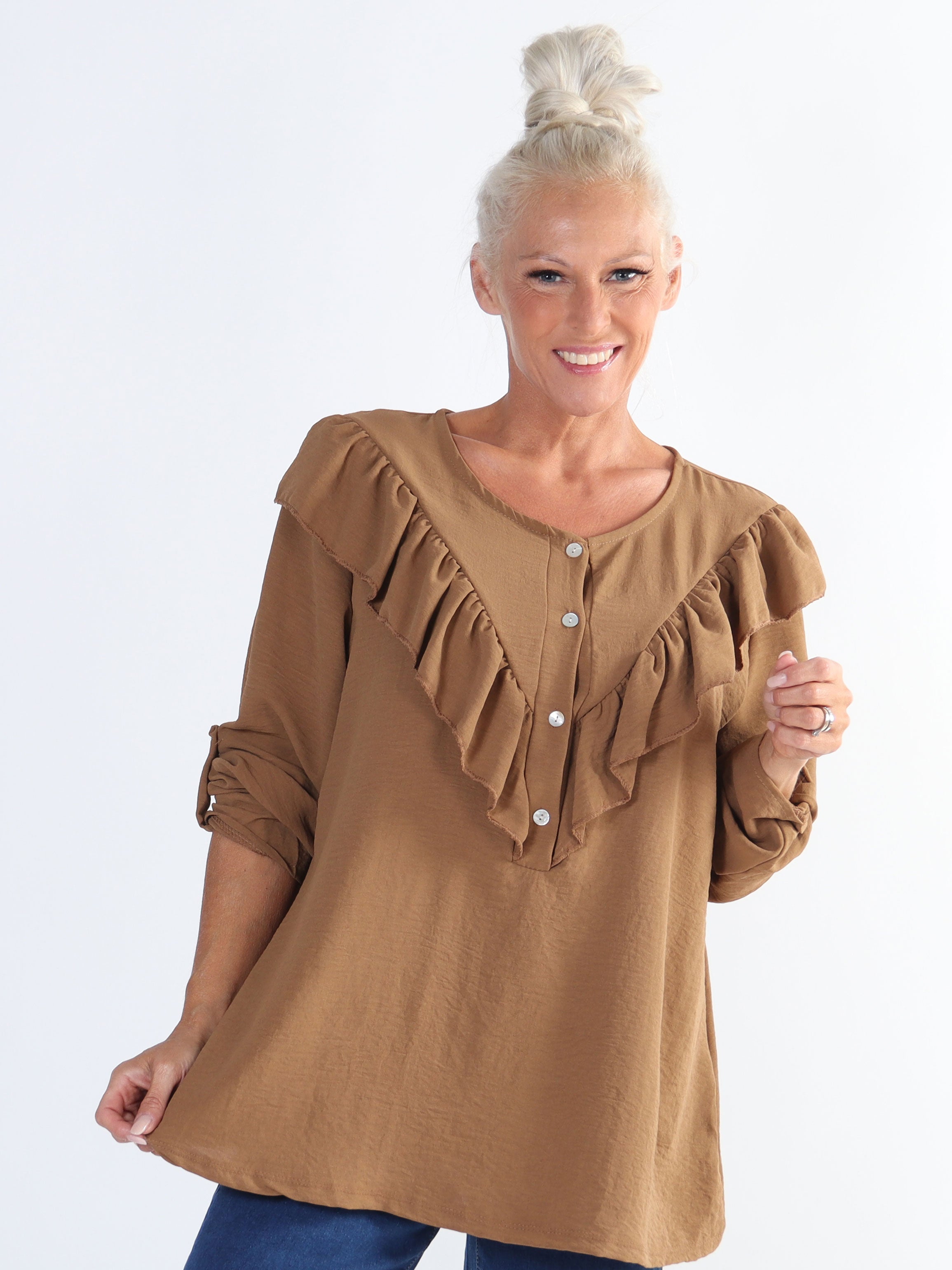 Nicola - Sød plus size bluse med flæser og knapper