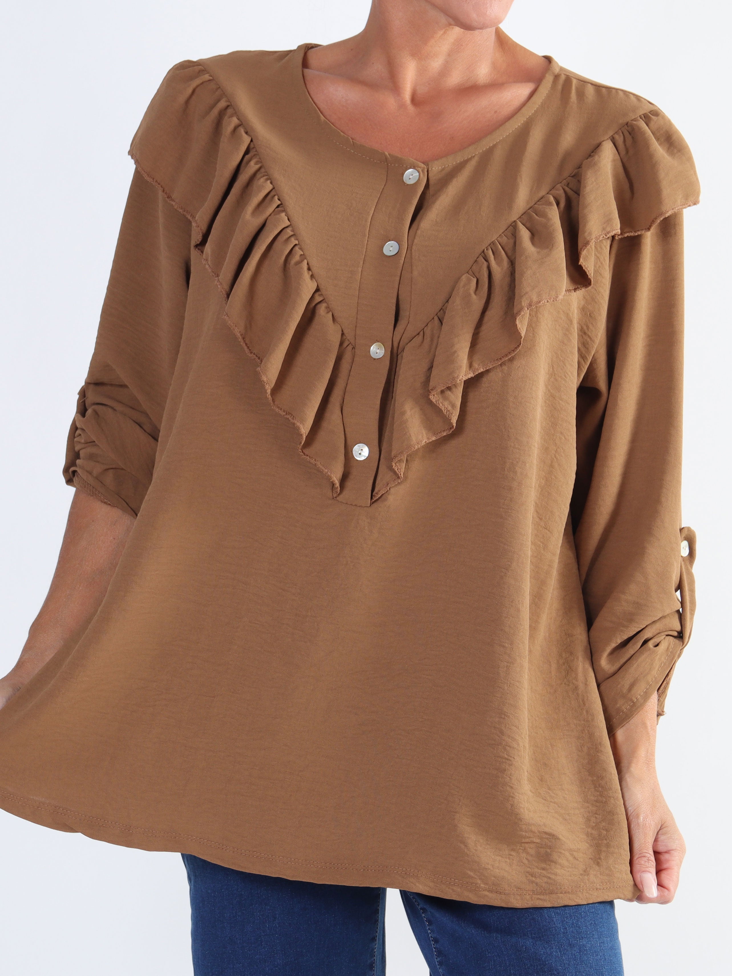 Nicola - Sød plus size bluse med flæser og knapper