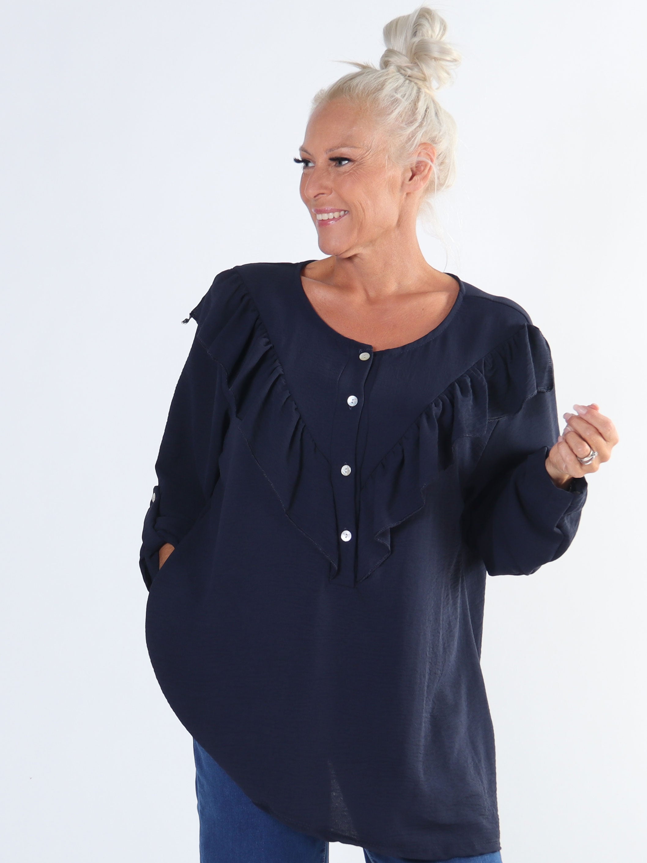 Nicola - Sød plus size bluse med flæser og knapper