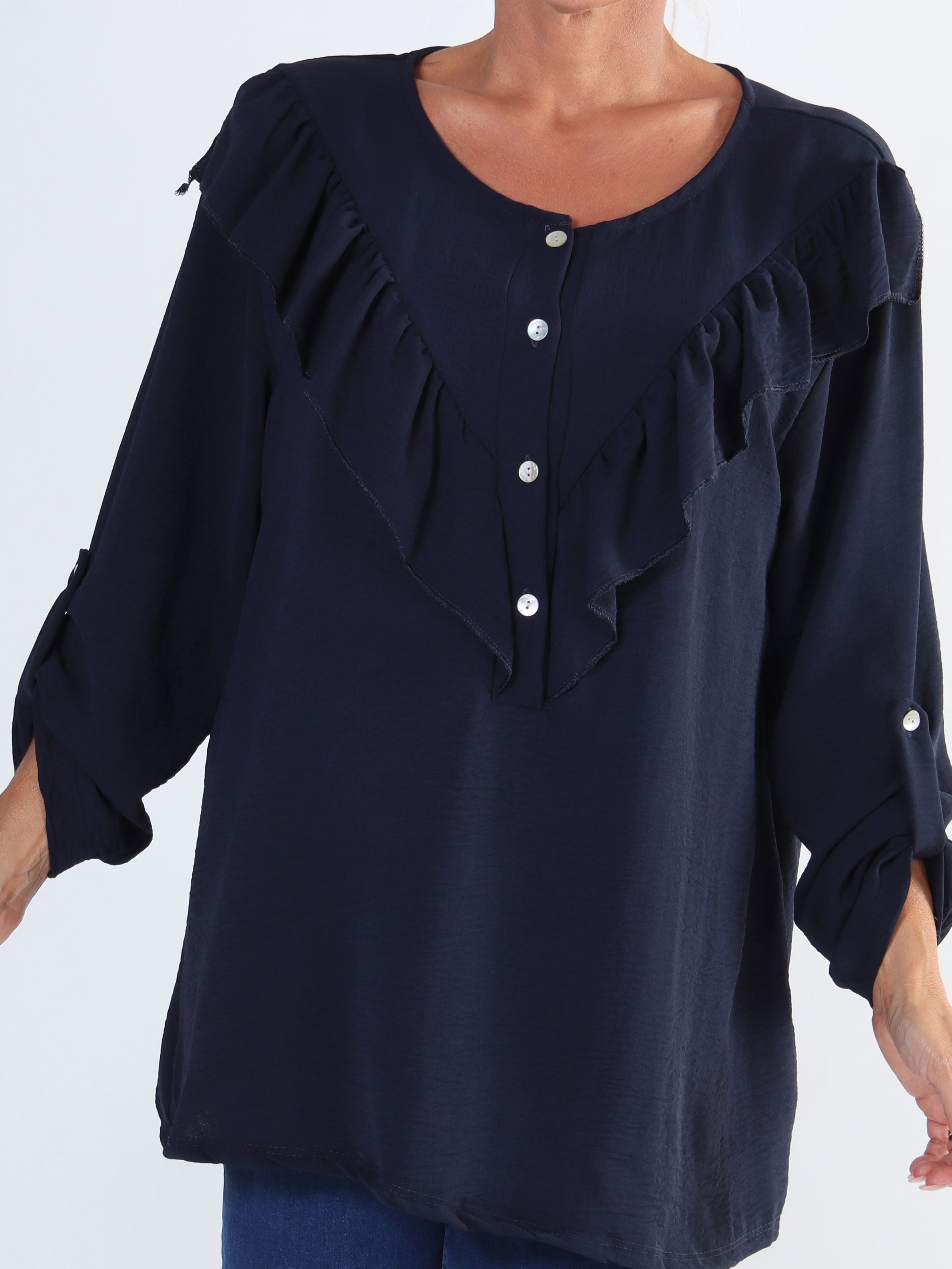 Nicola - Sød plus size bluse med flæser og knapper