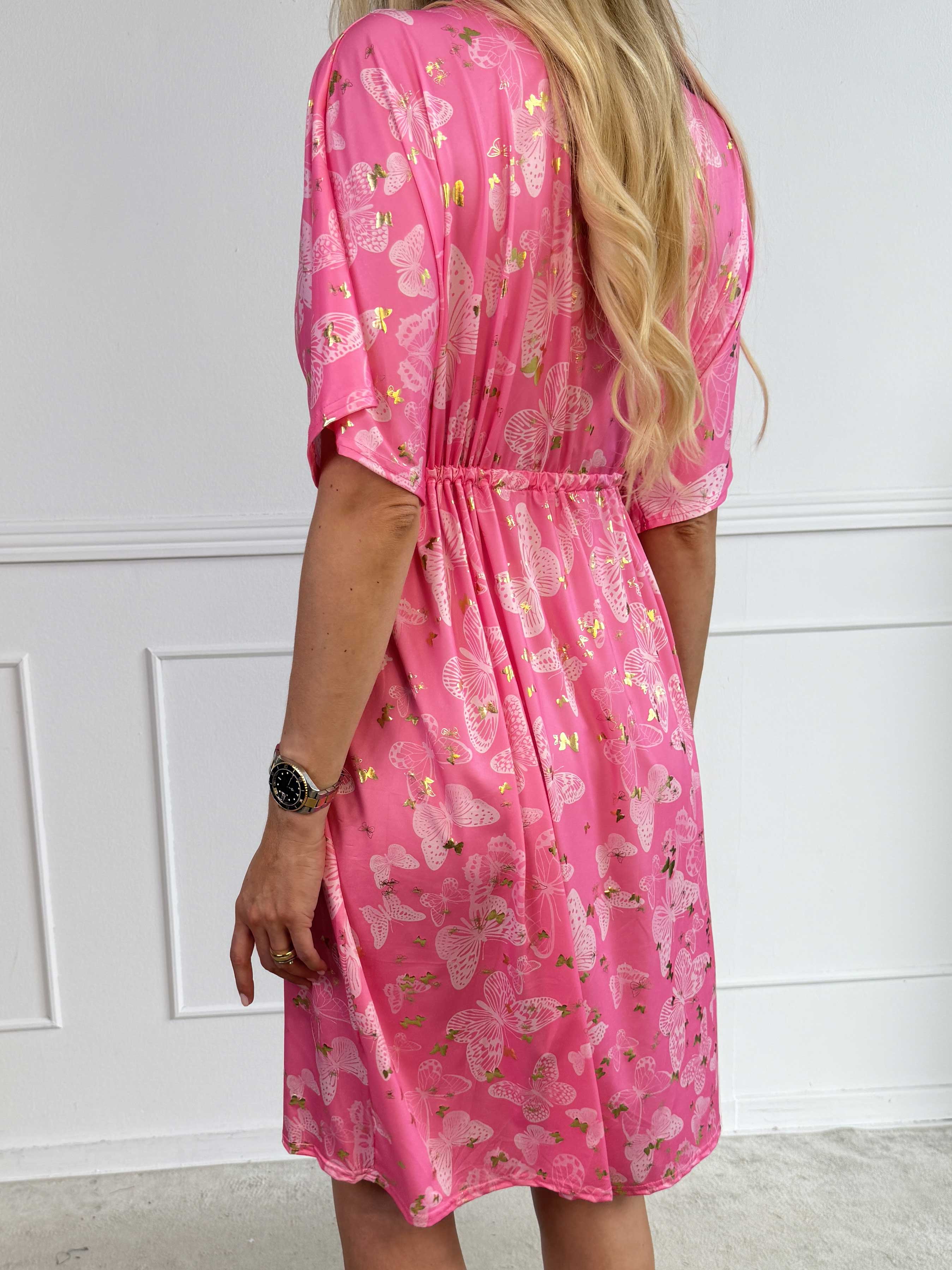 Nicolina Butterfly Short - Plus size kjole med sommerfugleprint og snøre under brystet